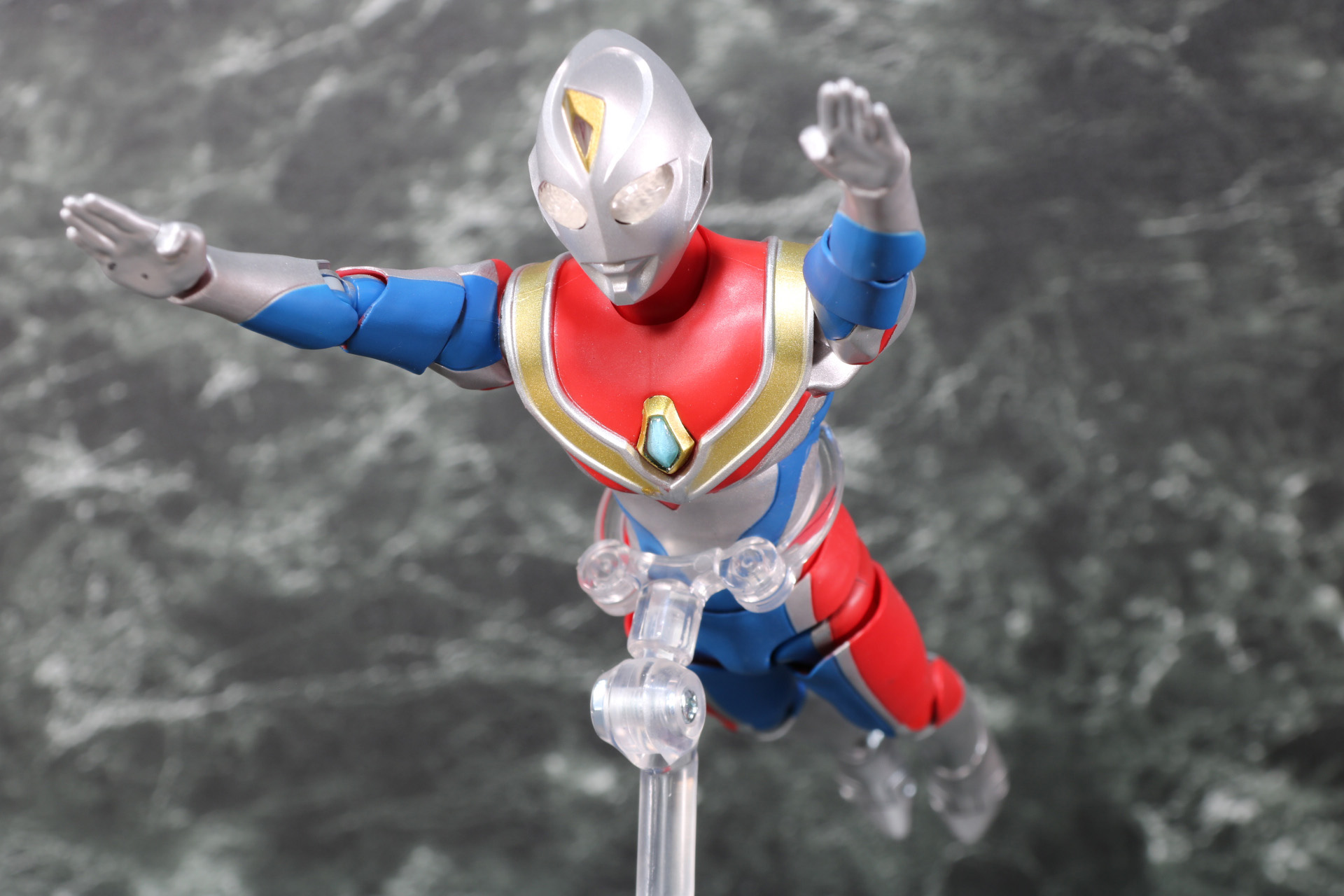 両手を上げて飛ぶ姿