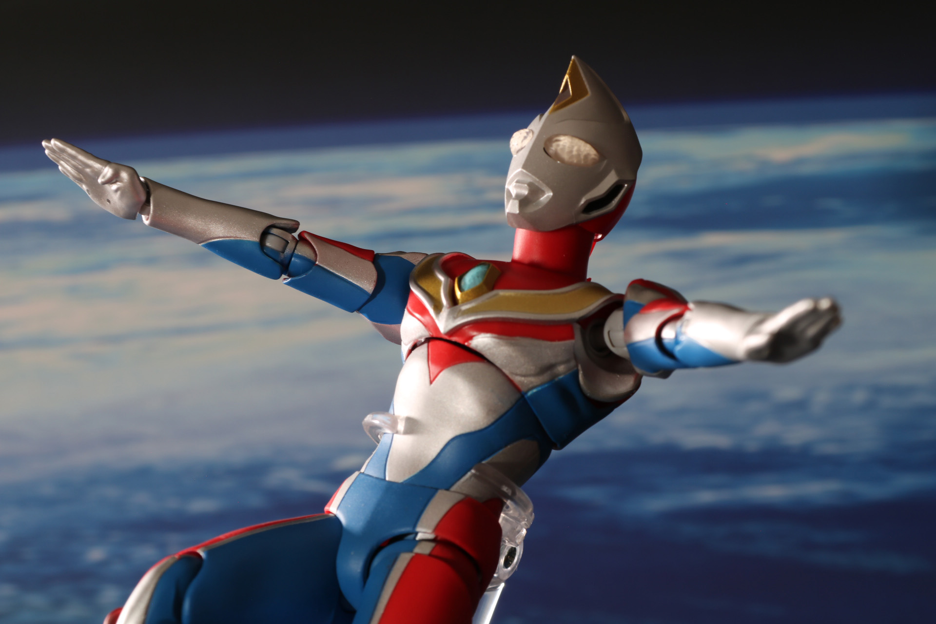 両腕を広げてフラッシュサイクラーを放つ