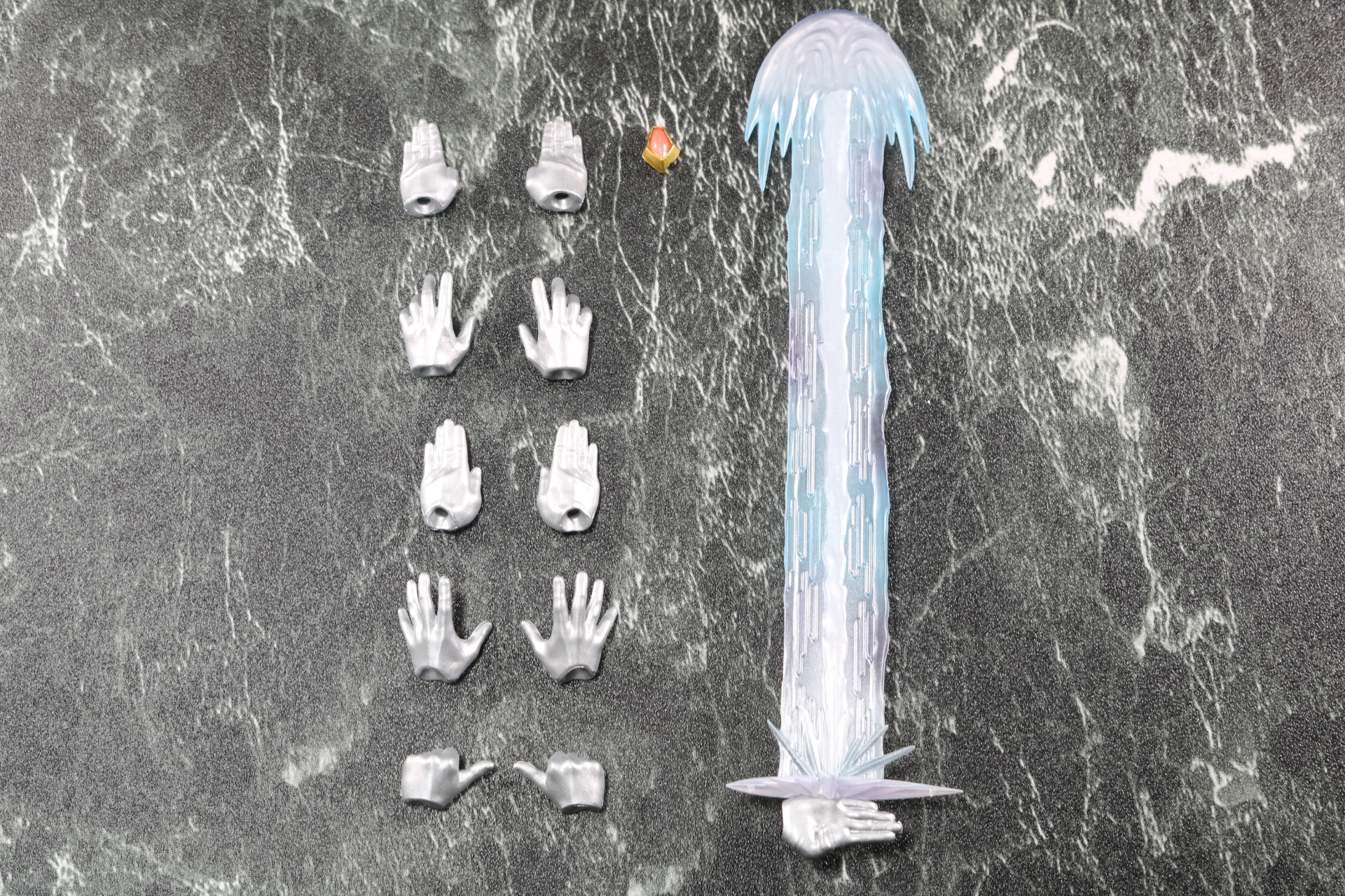 交換用手首は左右5種類とソルジェント光線エフェクトが付いたもの、赤色の交換用カラータイマー