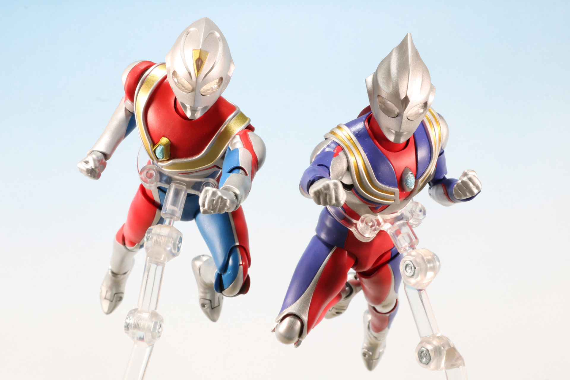 空中からのティガとダイナの攻撃