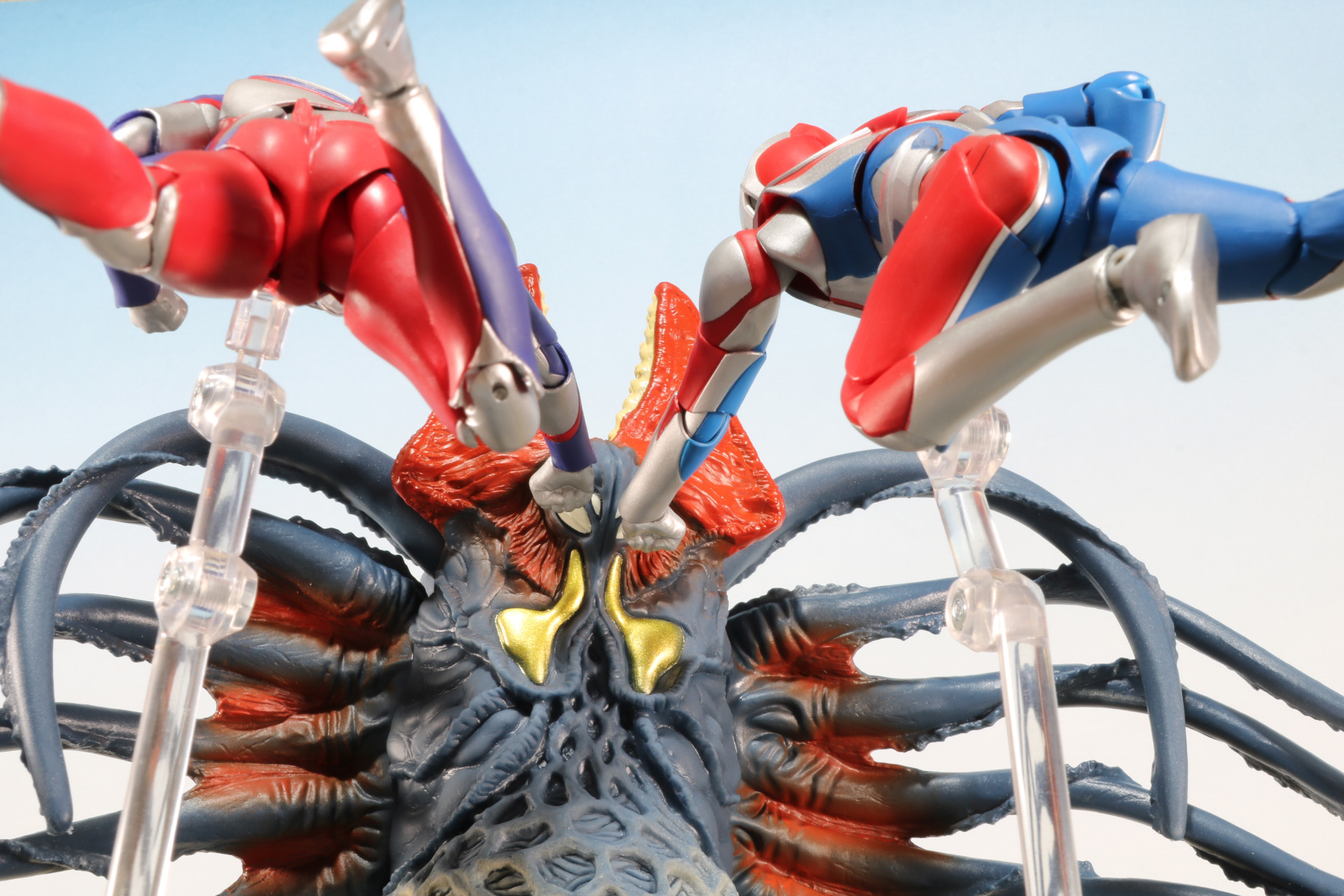 ダイナの強化ソルジェント光線、ティガのゼペリオン光線の体勢に入る