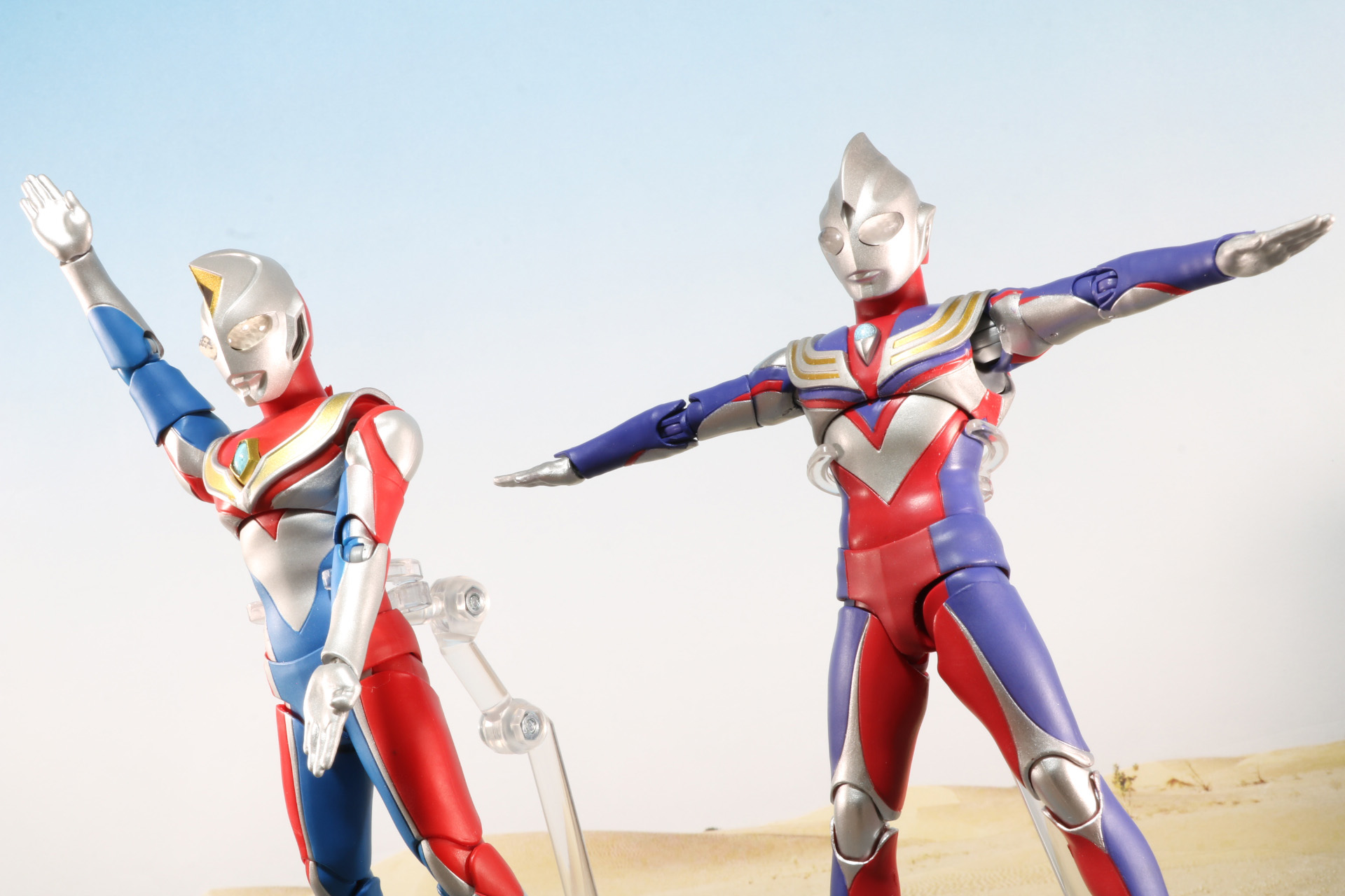 ダイナの強化ソルジェント光線、ティガのゼペリオン光線の体勢に入る