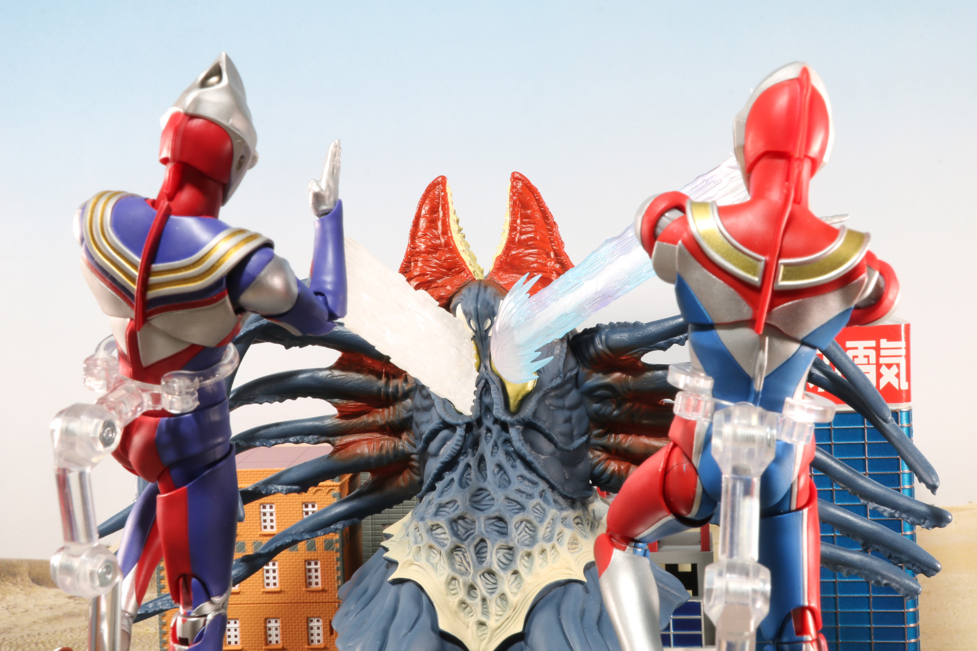 二つの光線がクイーンモネラを倒す