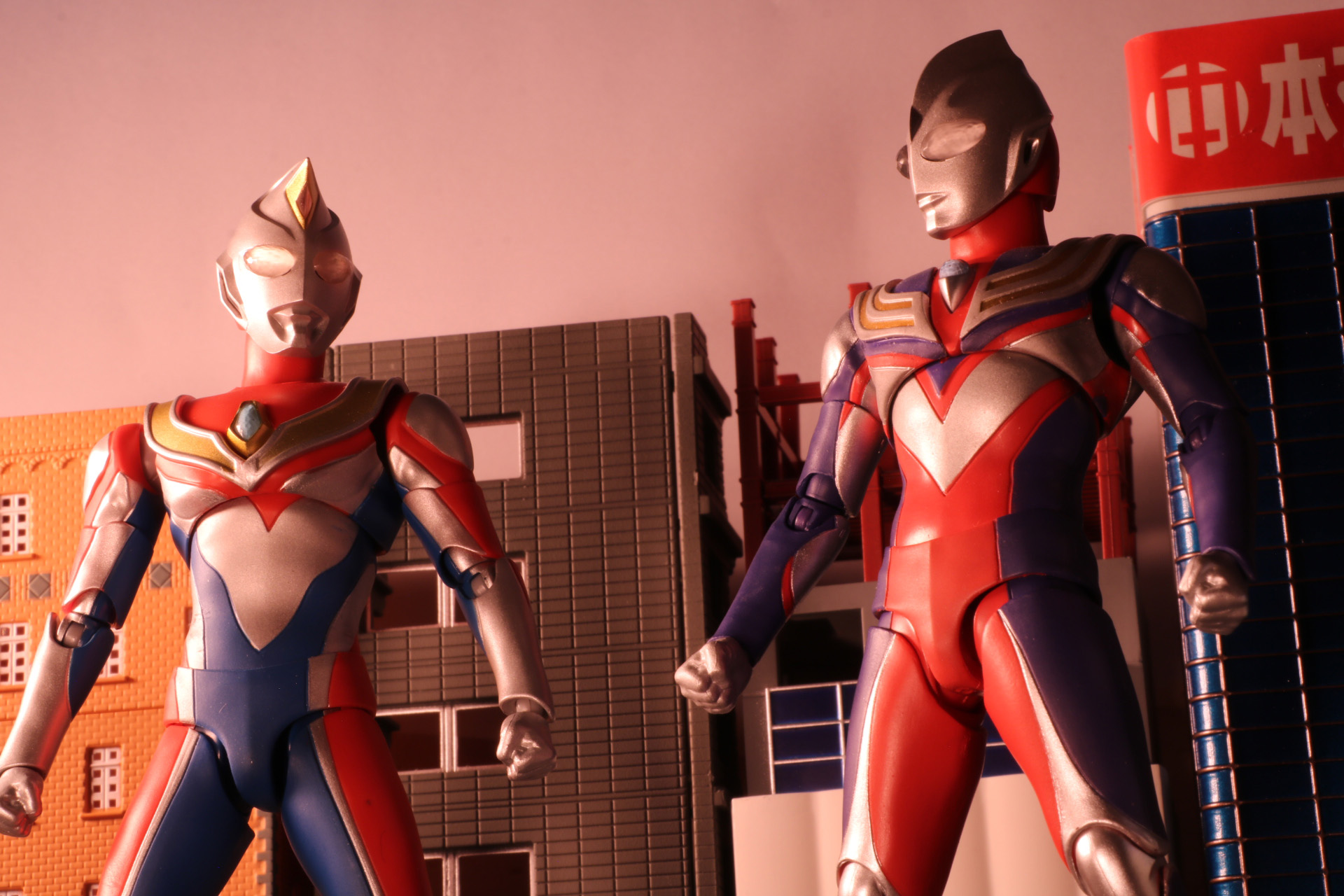 戦いが終わって、夕暮れの街にティガとダイナが降り立つ