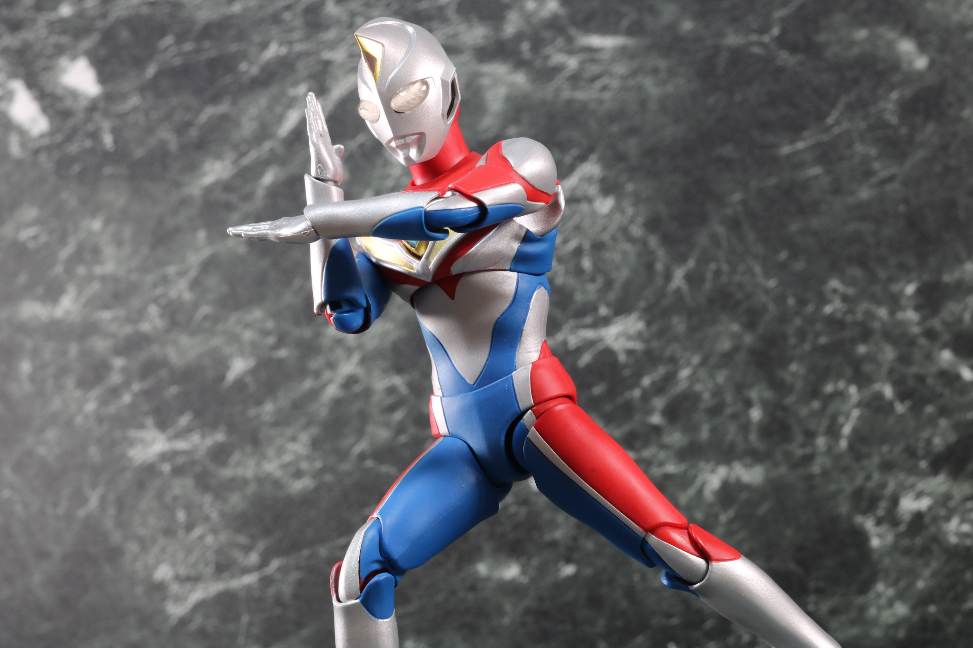 両手をクロスさせたソルジェント光線ポーズも可能