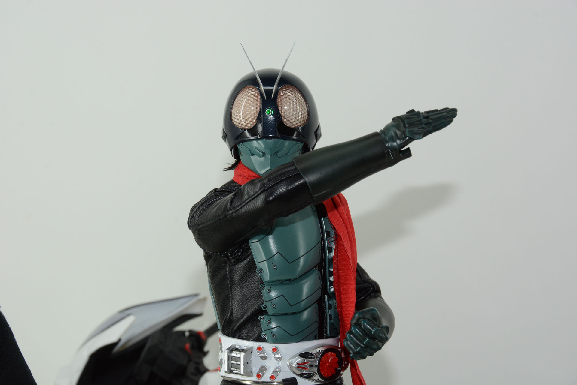 旧1号と言われる「仮面ライダー」初期のスーツを思わせる配色。マスクと首の間に髪の毛が露出しているのも特徴