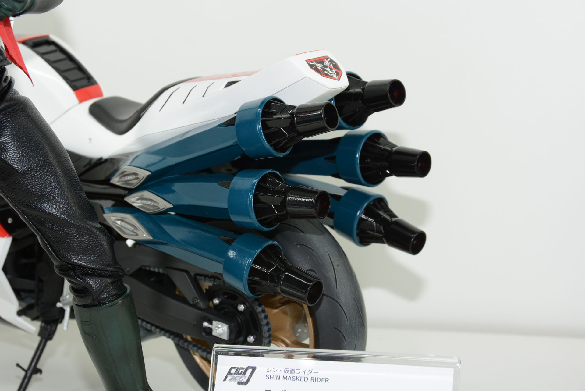仮面ライダーのサイクロンのマフラーは青く塗られている。第2号のサイクロンのマフラーは銀色だ