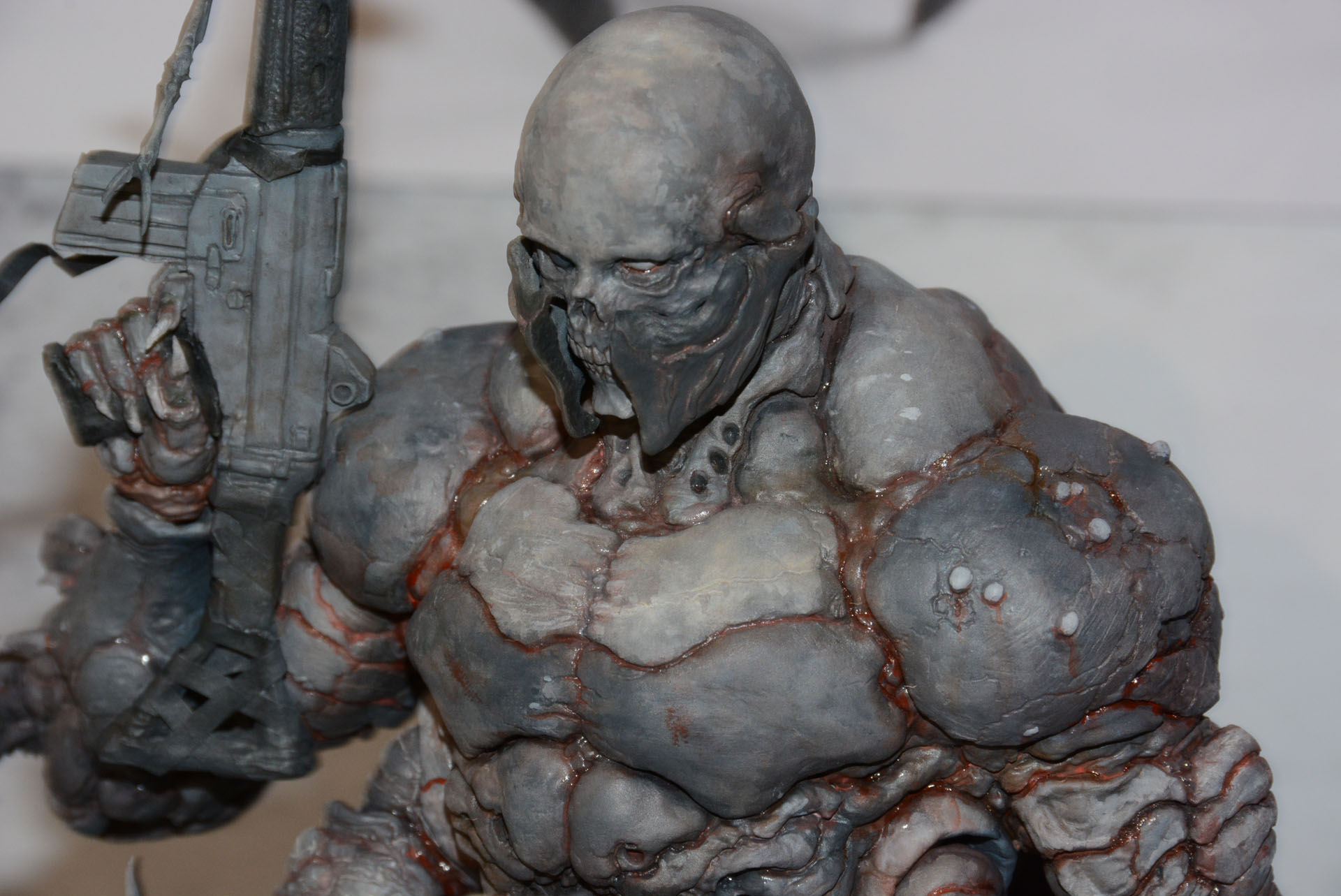 ゴツゴツとマッシブな表皮。この怪人がアサルトライフルを持っているのが面白い