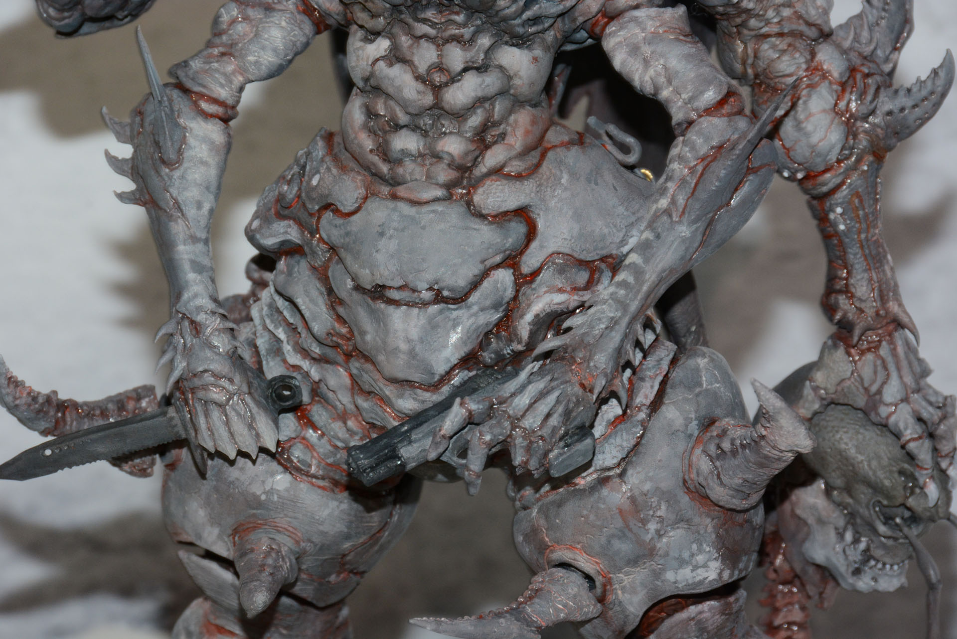 副腕にはハンドガンとナイフ。赤いラインが印象的だ。生物的な要素を強調した造型である