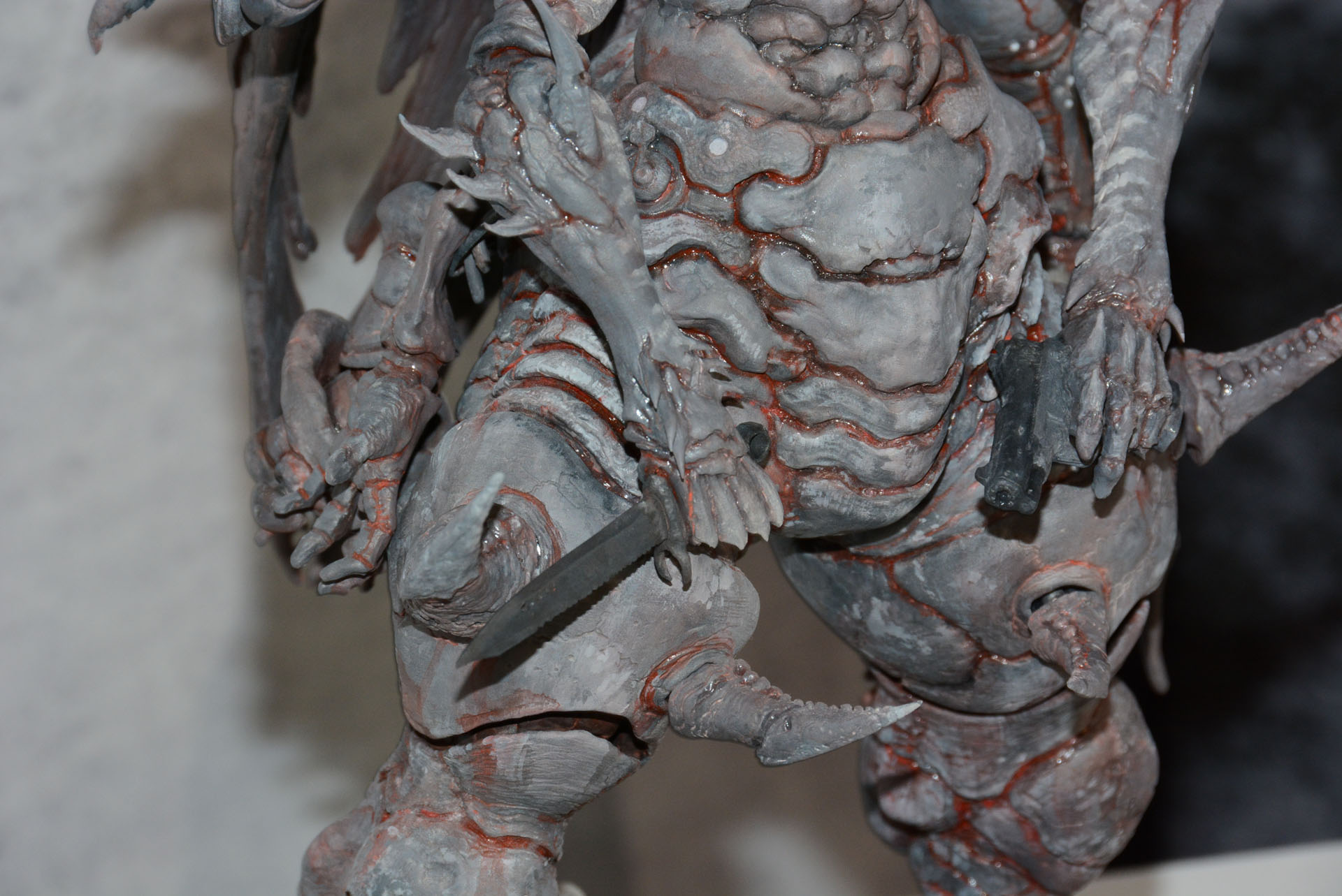 副腕にはハンドガンとナイフ。赤いラインが印象的だ。生物的な要素を強調した造型である