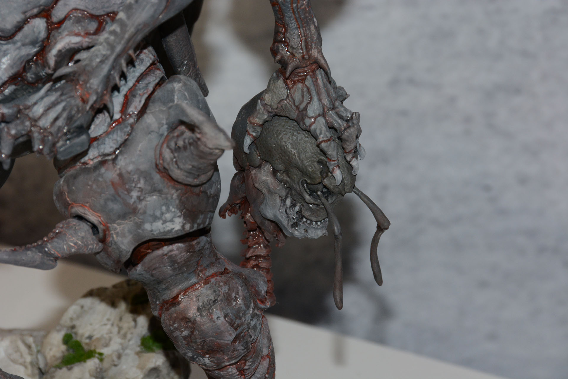 左手はアリ型怪人の頭部をわしづかみに