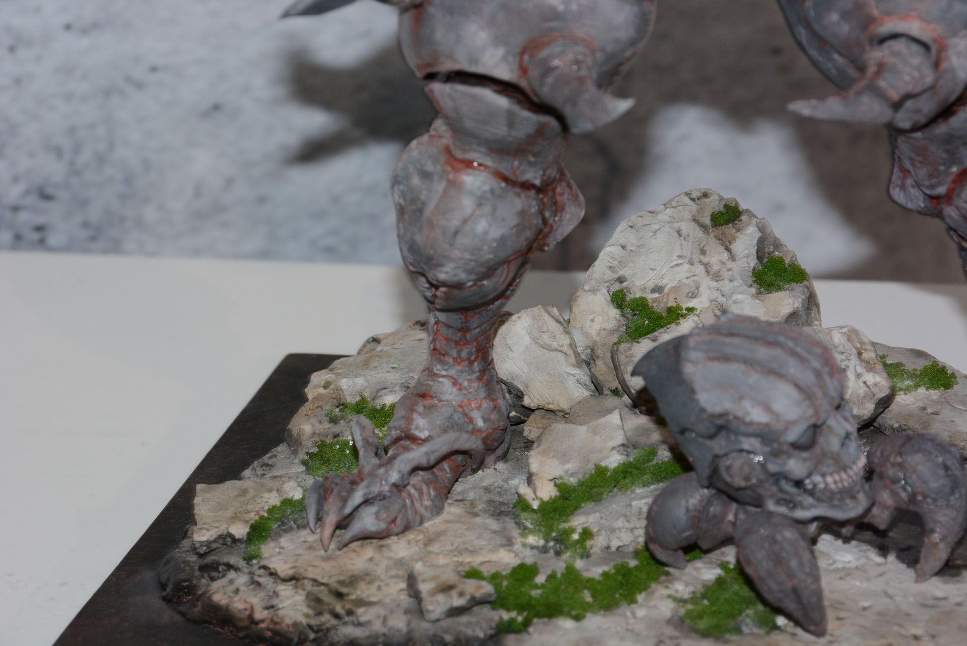 脚部の造型は人間とはかけ離れている