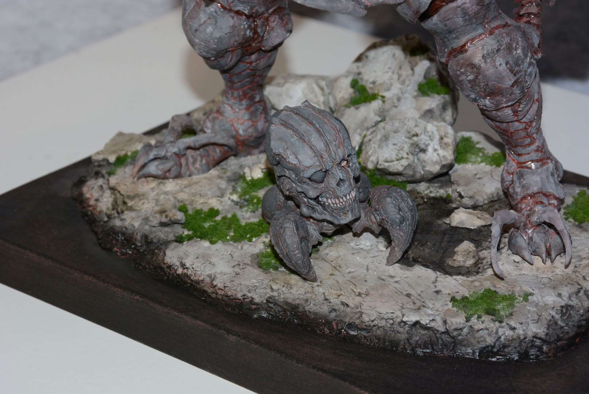 足下のフィギュアは、会場限定販売商品を一定額購入すると配られる特典となるとのこと。なお特典は無彩色だという