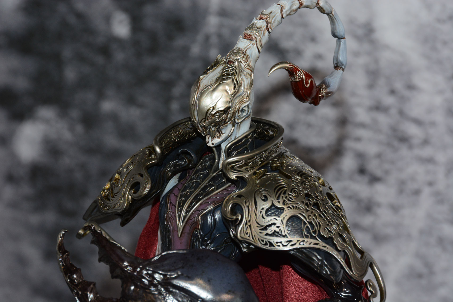 恐ろしい毒針を持った頭部。造型の細かさに注目