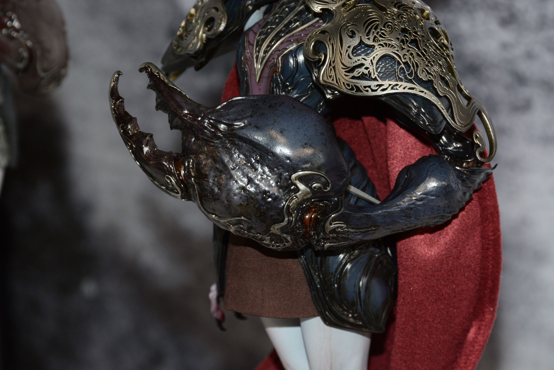 蠍のハサミがついた左腕。手の先だけでなく、腕そのものが甲殻類そのままだ