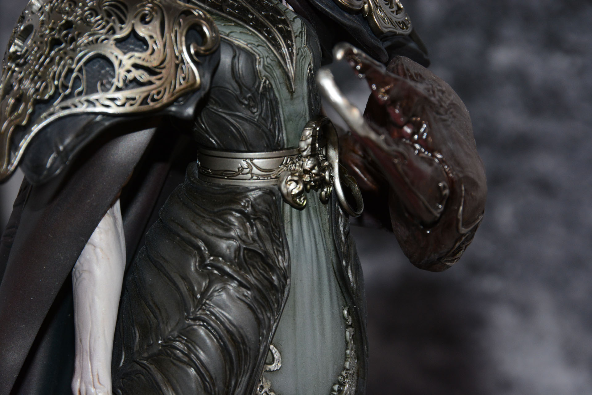 ベルトのバックルの造型も凝っている