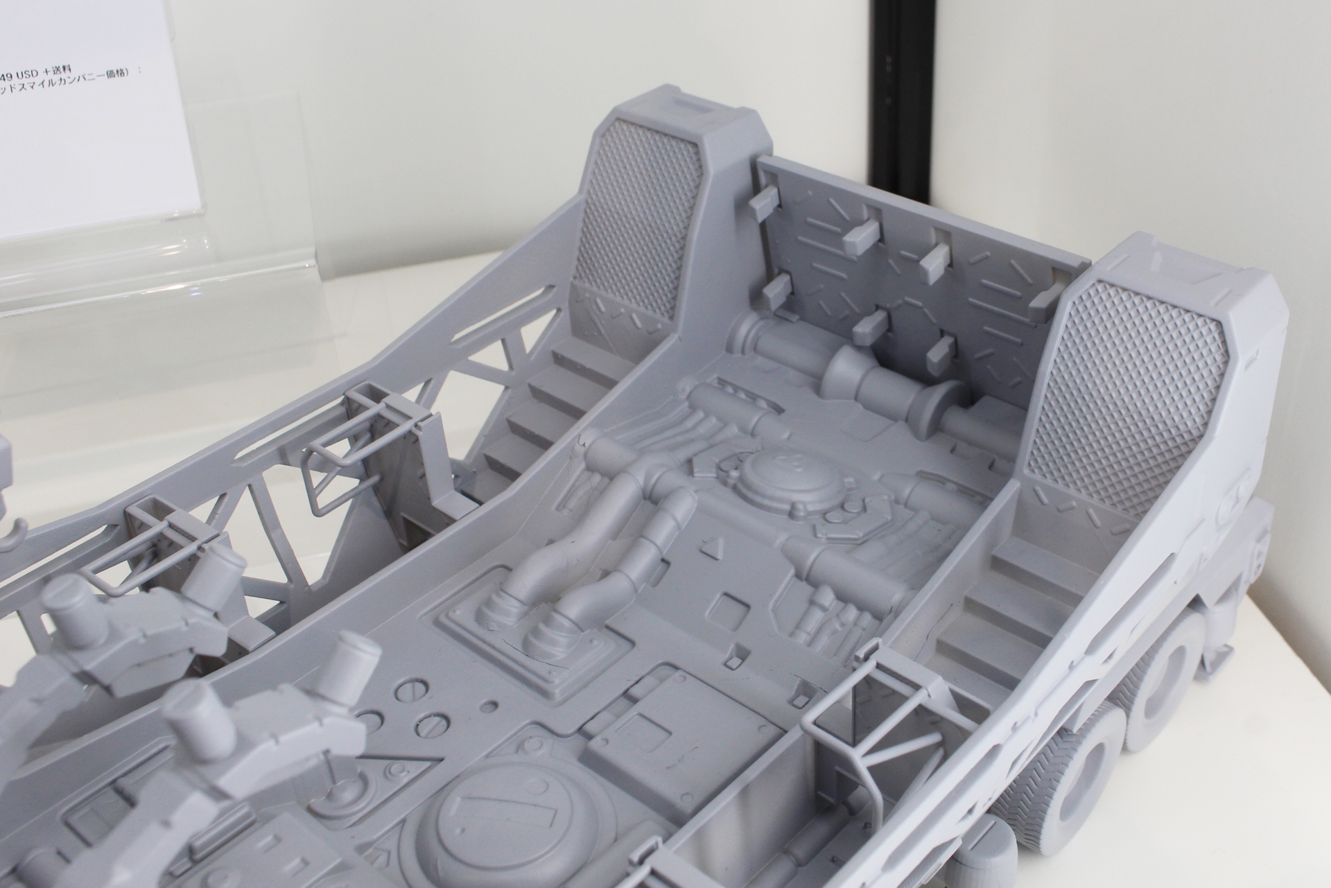 後方にはイングラムの足を固定するフックが見える