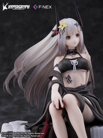 アークナイツ」より、マドロックがゲーム内衣装「安息の午夜DN06」の姿