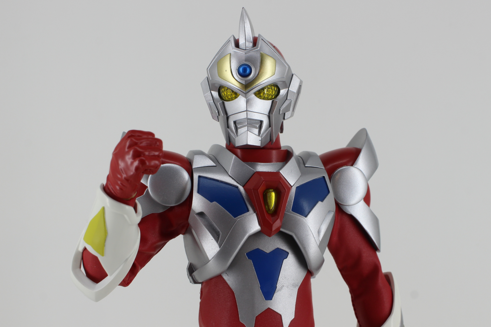 目の凹凸まで再現された頭部。電飾が内蔵される予定だ