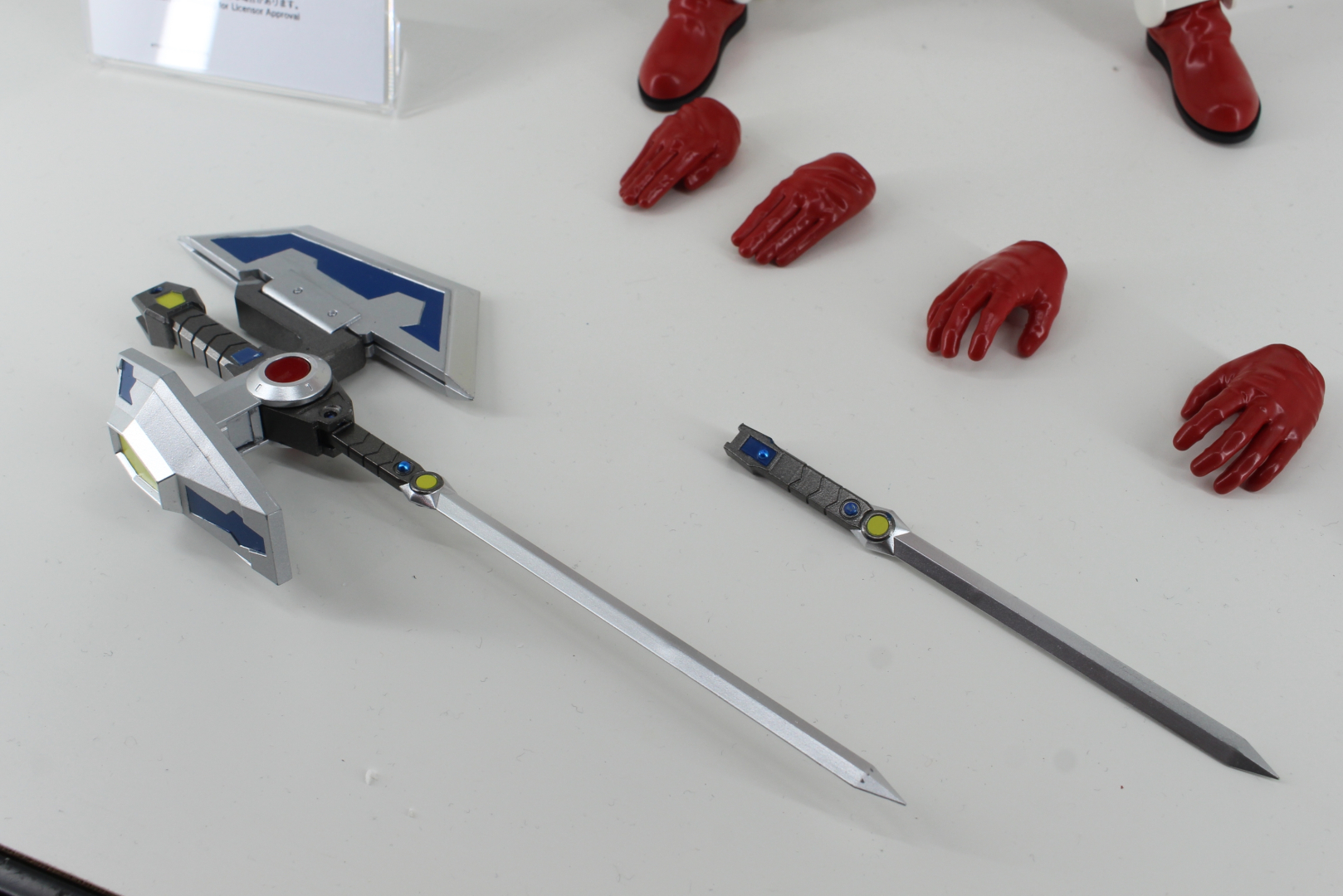 バリアシールドとプラズマブレード。変形ギミックも気になるところ