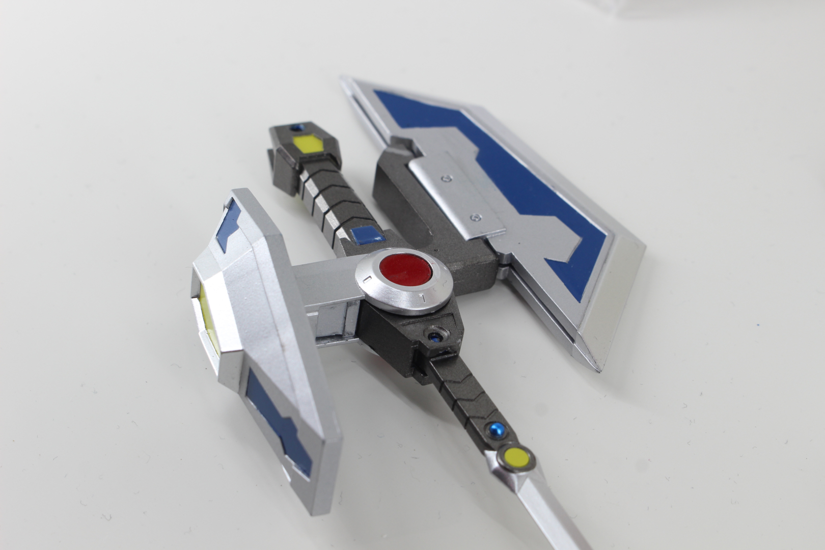 バリアシールドとプラズマブレード。変形ギミックも気になるところ