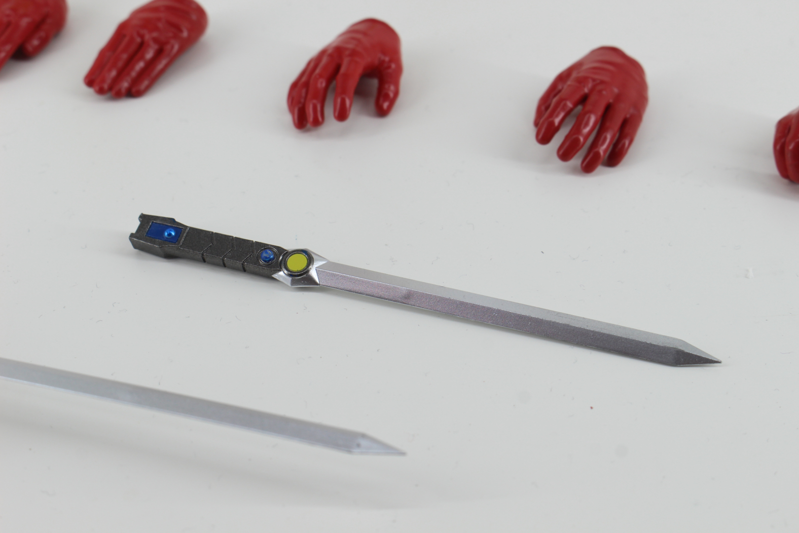 バリアシールドとプラズマブレード。変形ギミックも気になるところ