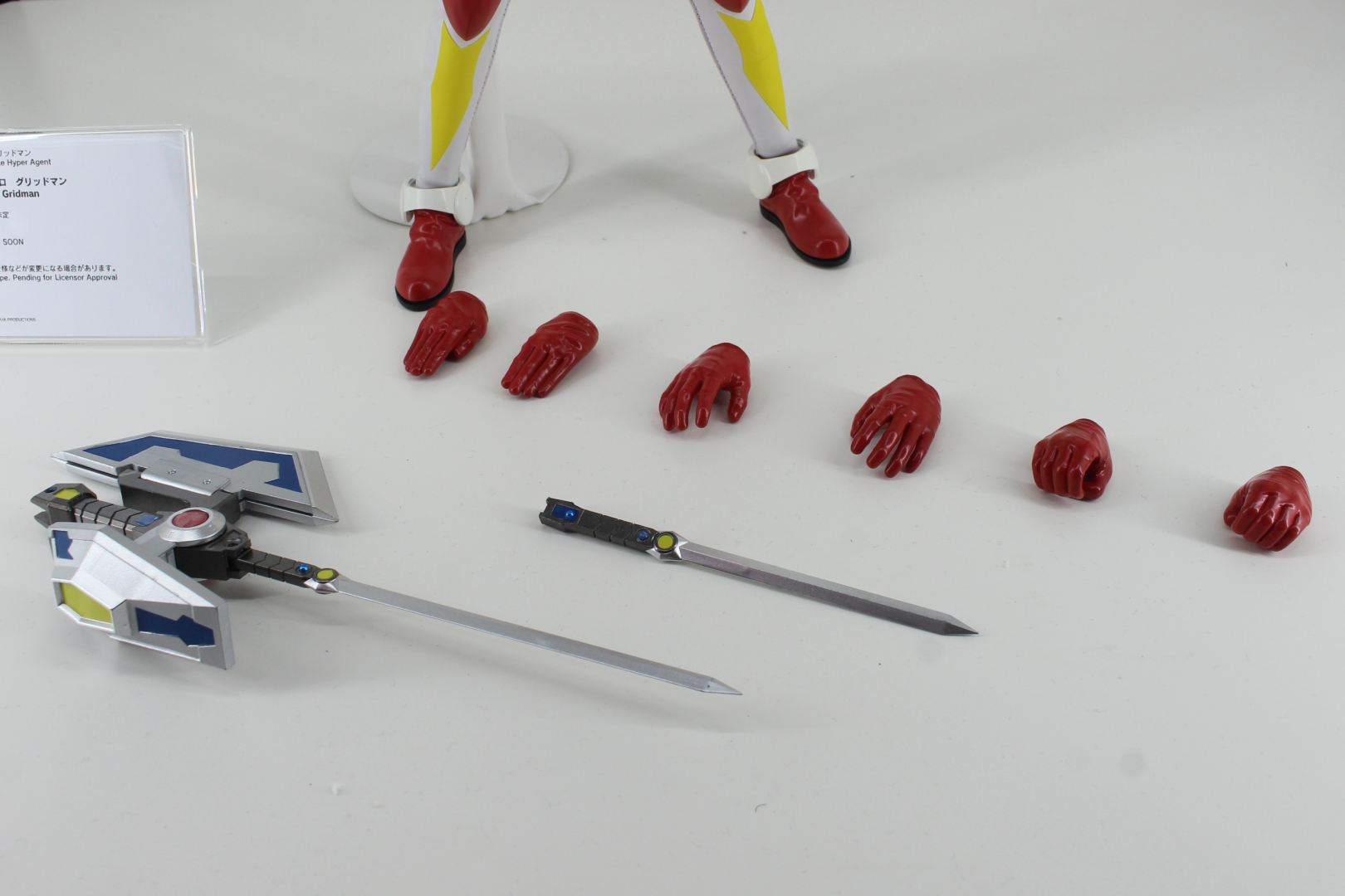 ポーズに対応した交換用の各種手首も付属する