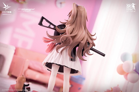 ドルフロ」より、UMP45が衣装「たれうさSS」を着てニヤリと笑う