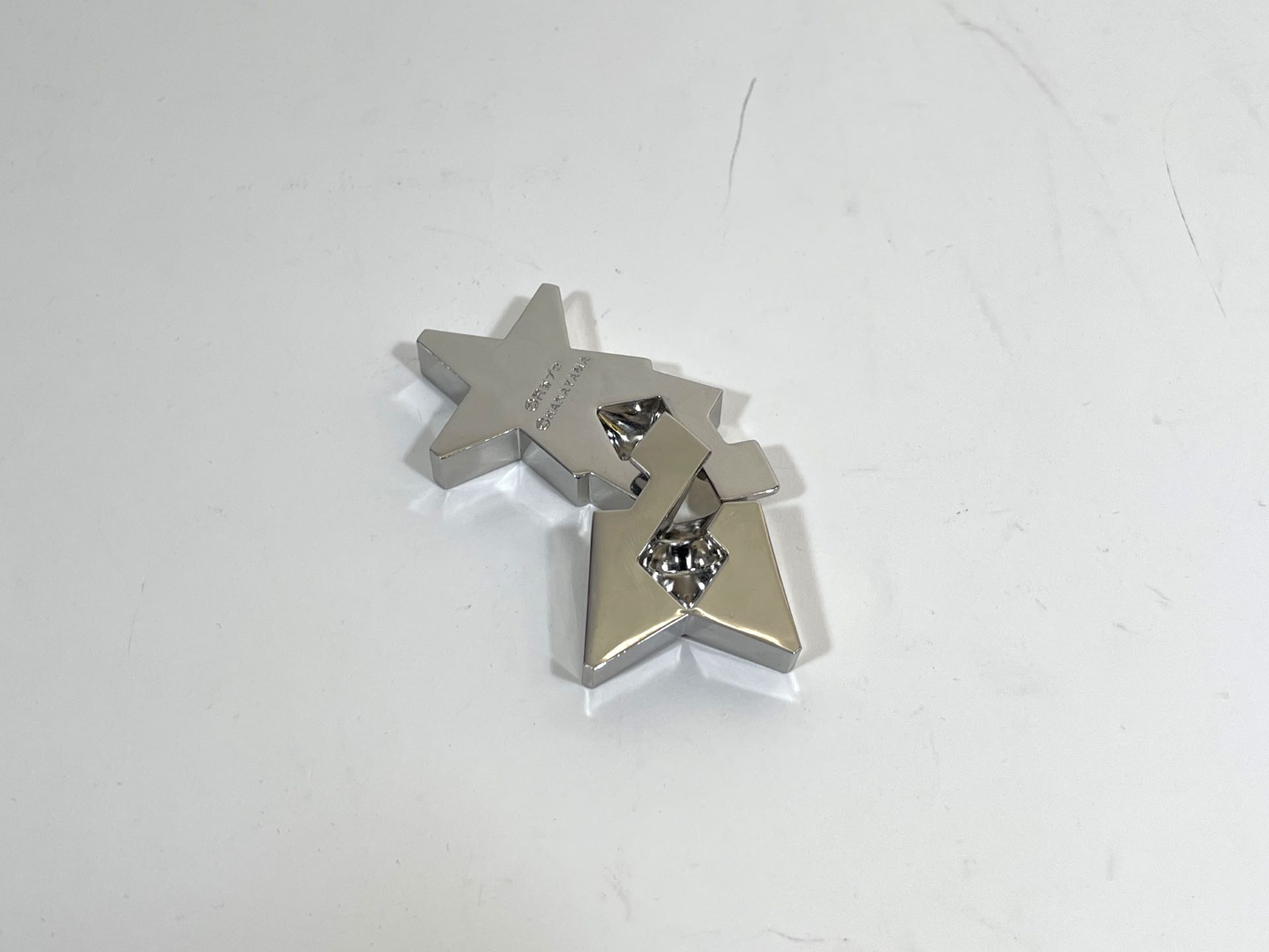 難易度☆1の「科学特捜隊」エンブレムだが、どうやってもうまく組み合わない。あれやこれやと試行錯誤を繰り返すが、どうにもならない。でもめげずにとにかく手元で色々と角度を変えたり向きを変えたりして試してみるのがいいだろう