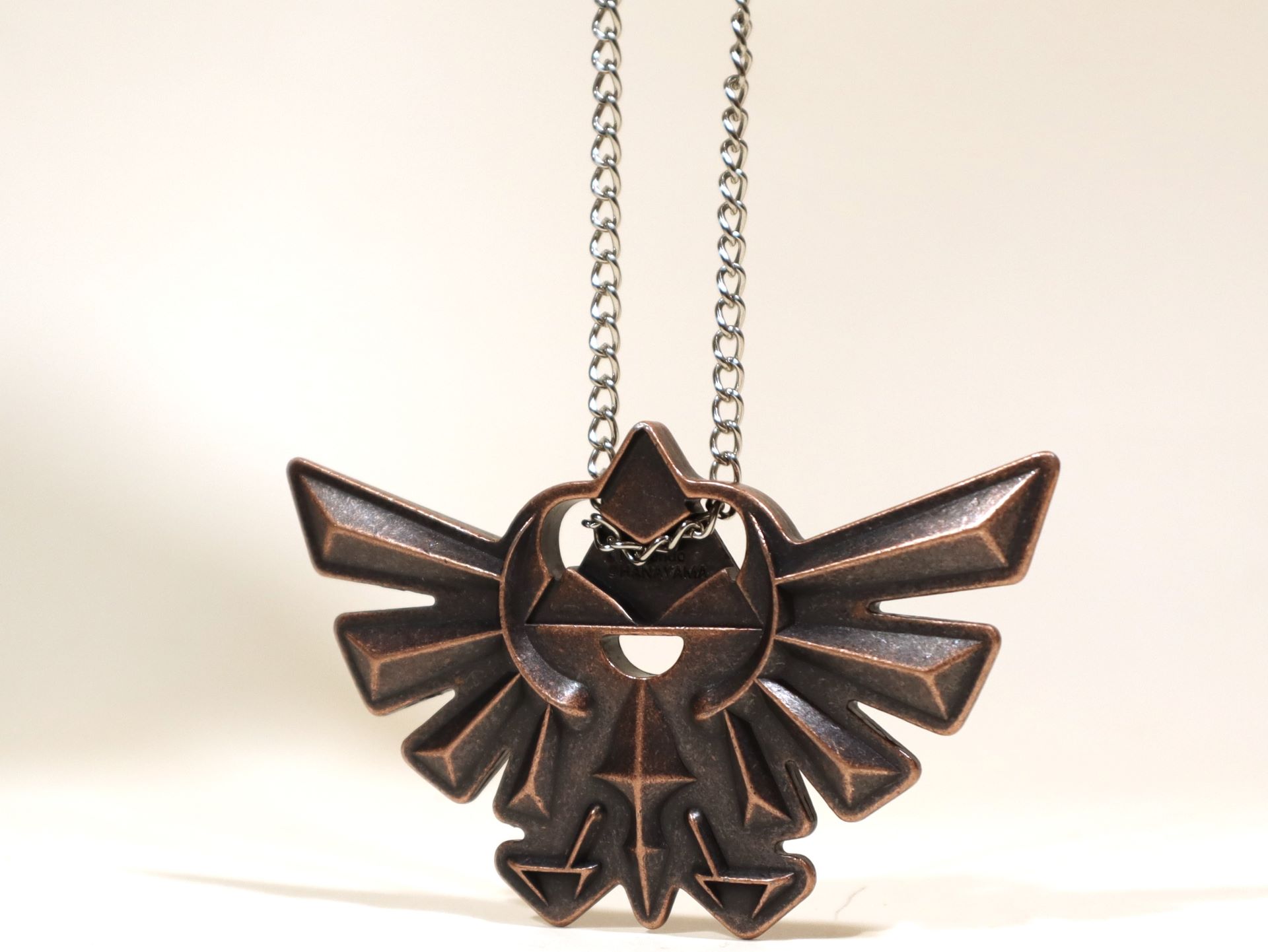 「ハイラルの紋章」は鎖でぶら下げて飾るのがいい感じ