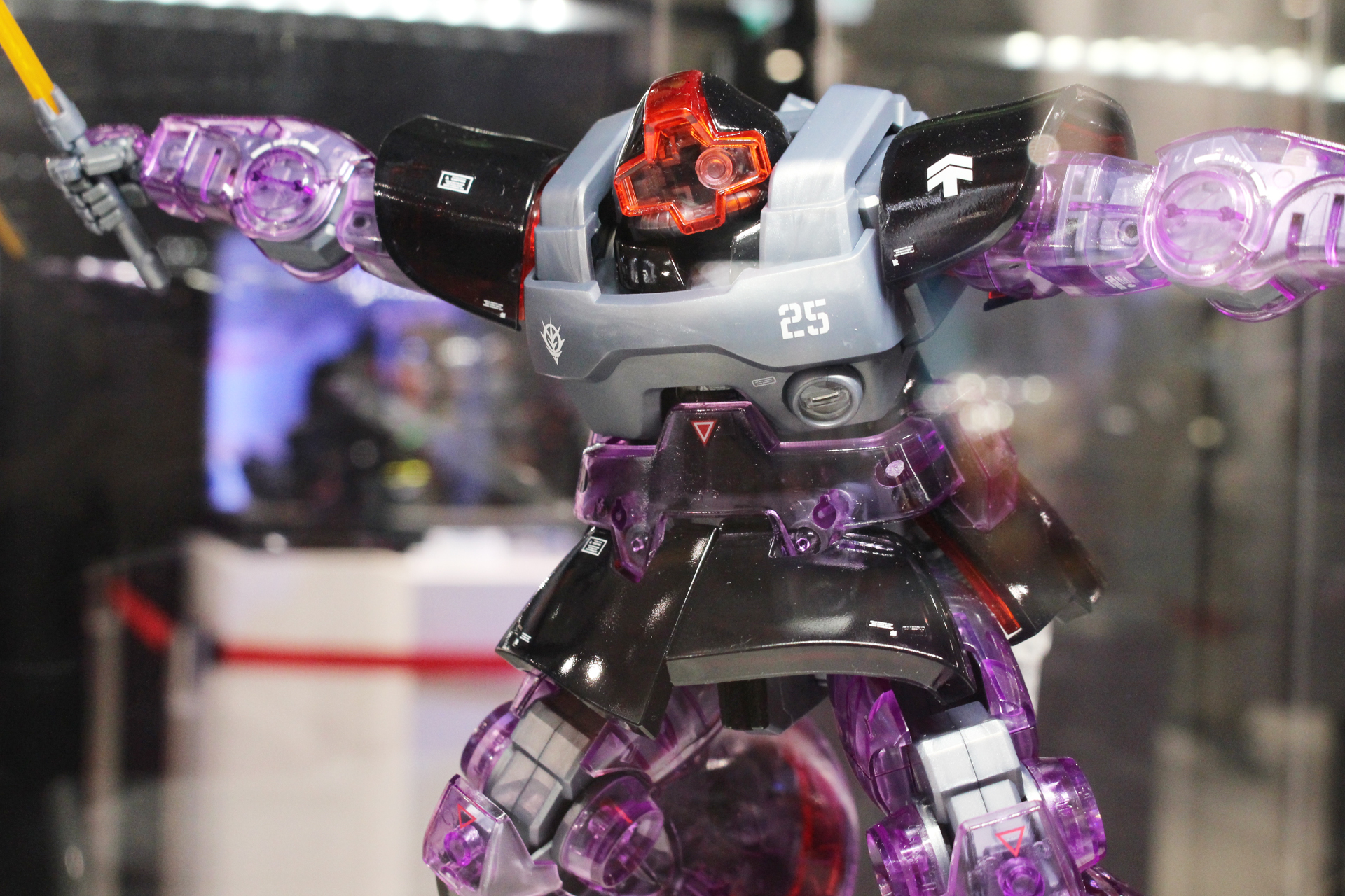 明るめの色のパーツは透明度の高いクリアカラーに