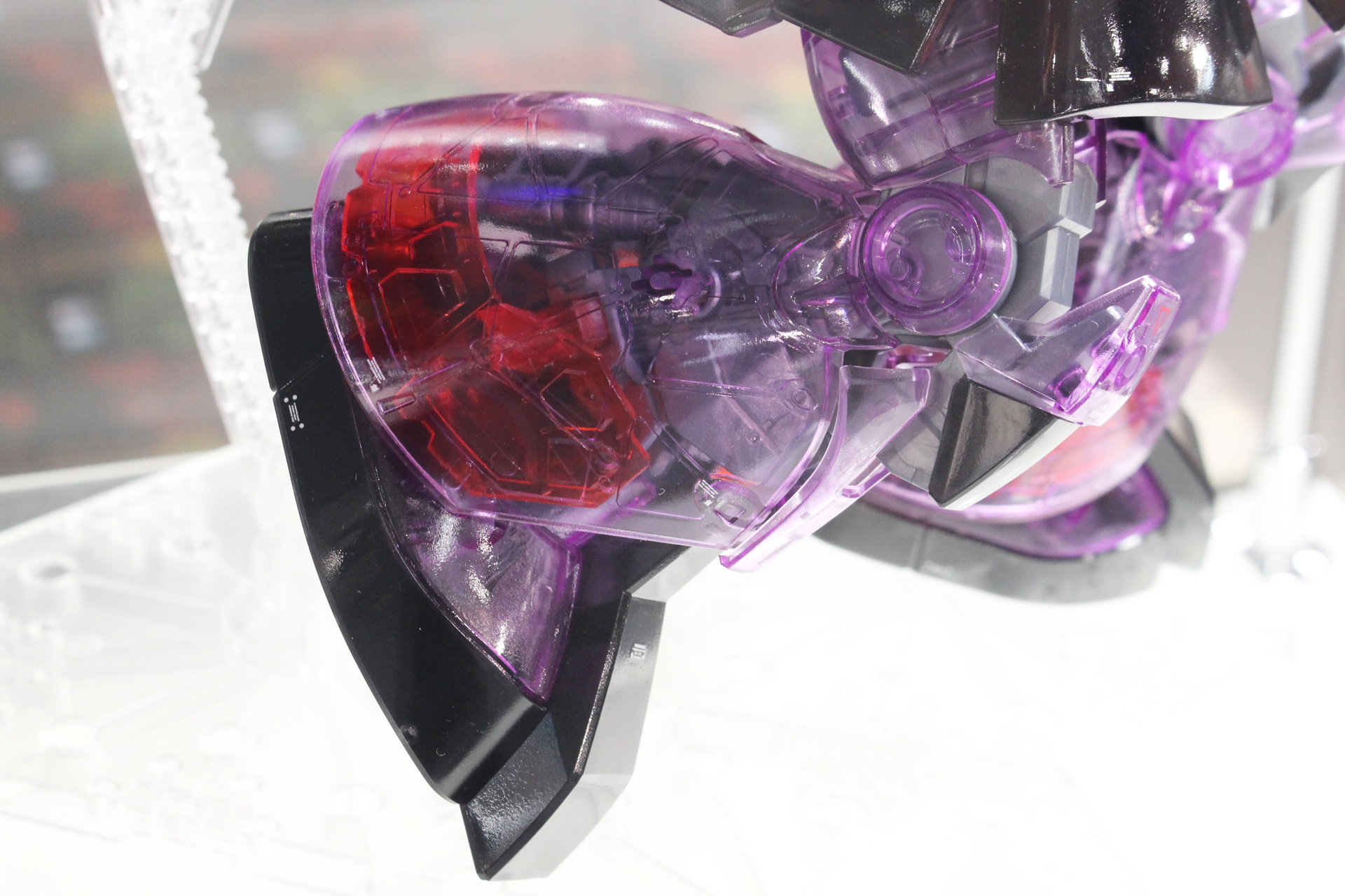 ブラックの装甲は透明度が低い光沢仕上げだ