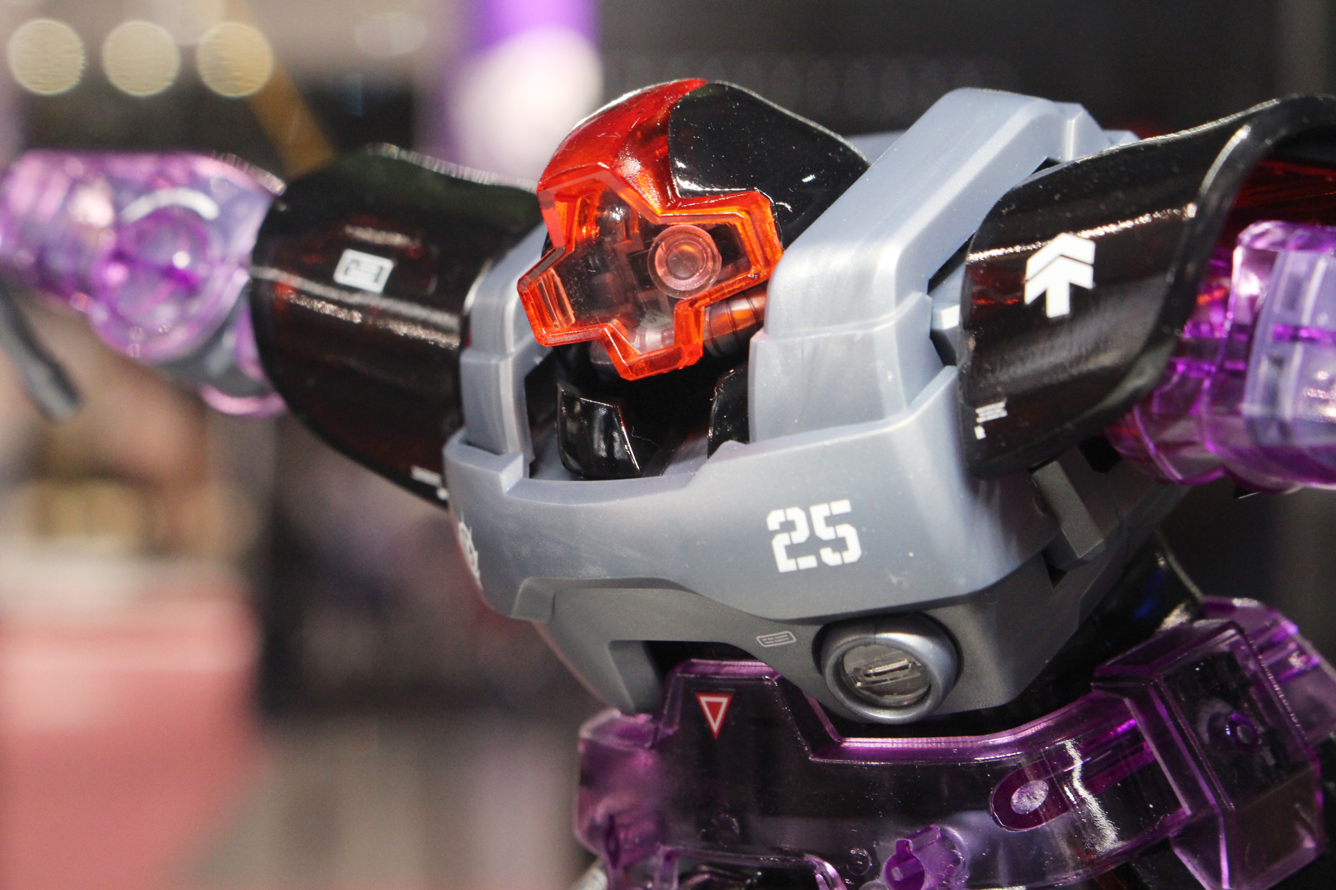 モノアイはレールに沿って上下左右に可動する