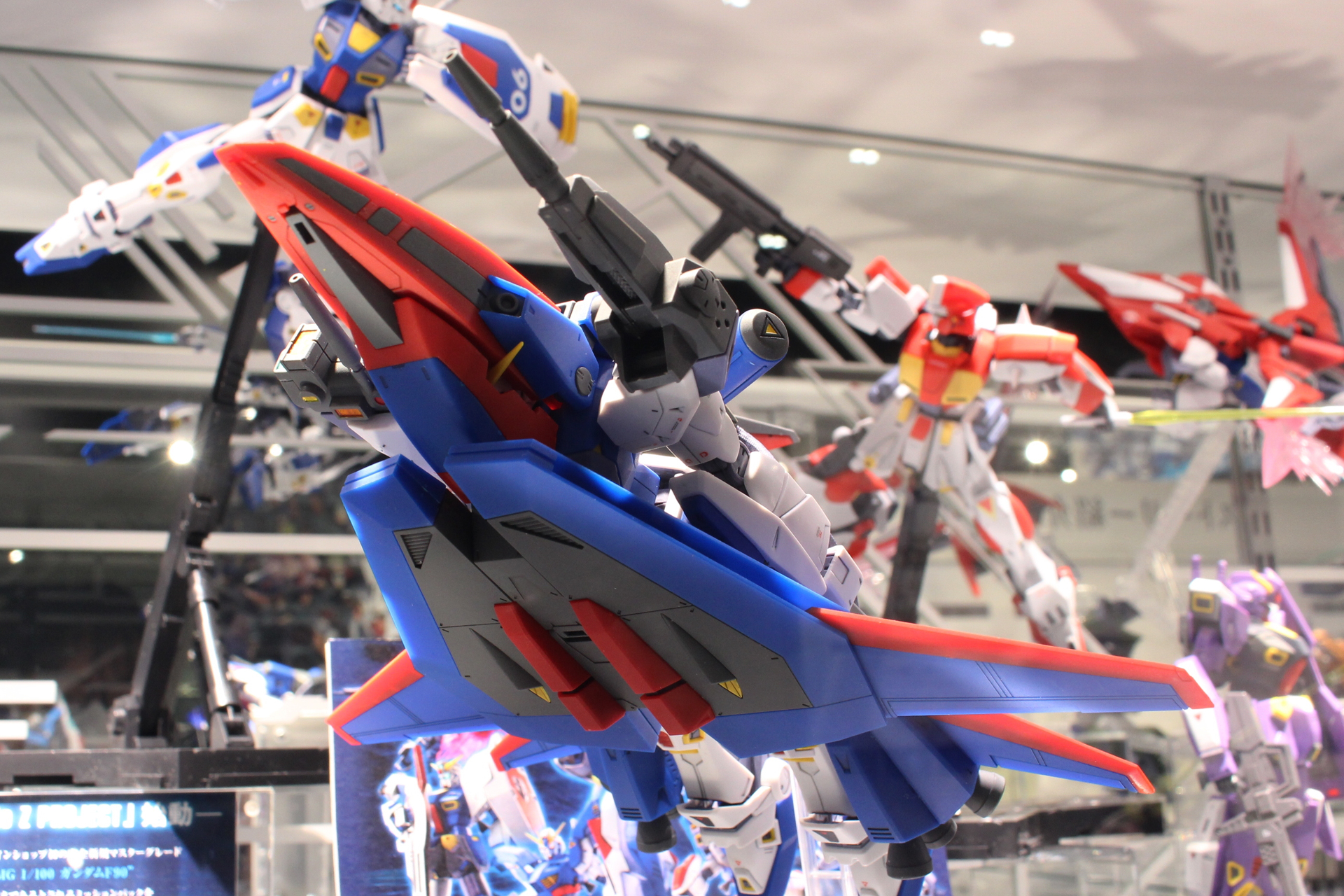 本体下面はどことなくゼータガンダムを思わせる雰囲気がある