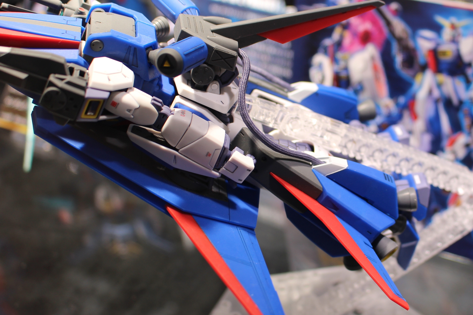 タンクユニットとブースターユニットを接続するケーブルはリード線とワニスチューブで再現