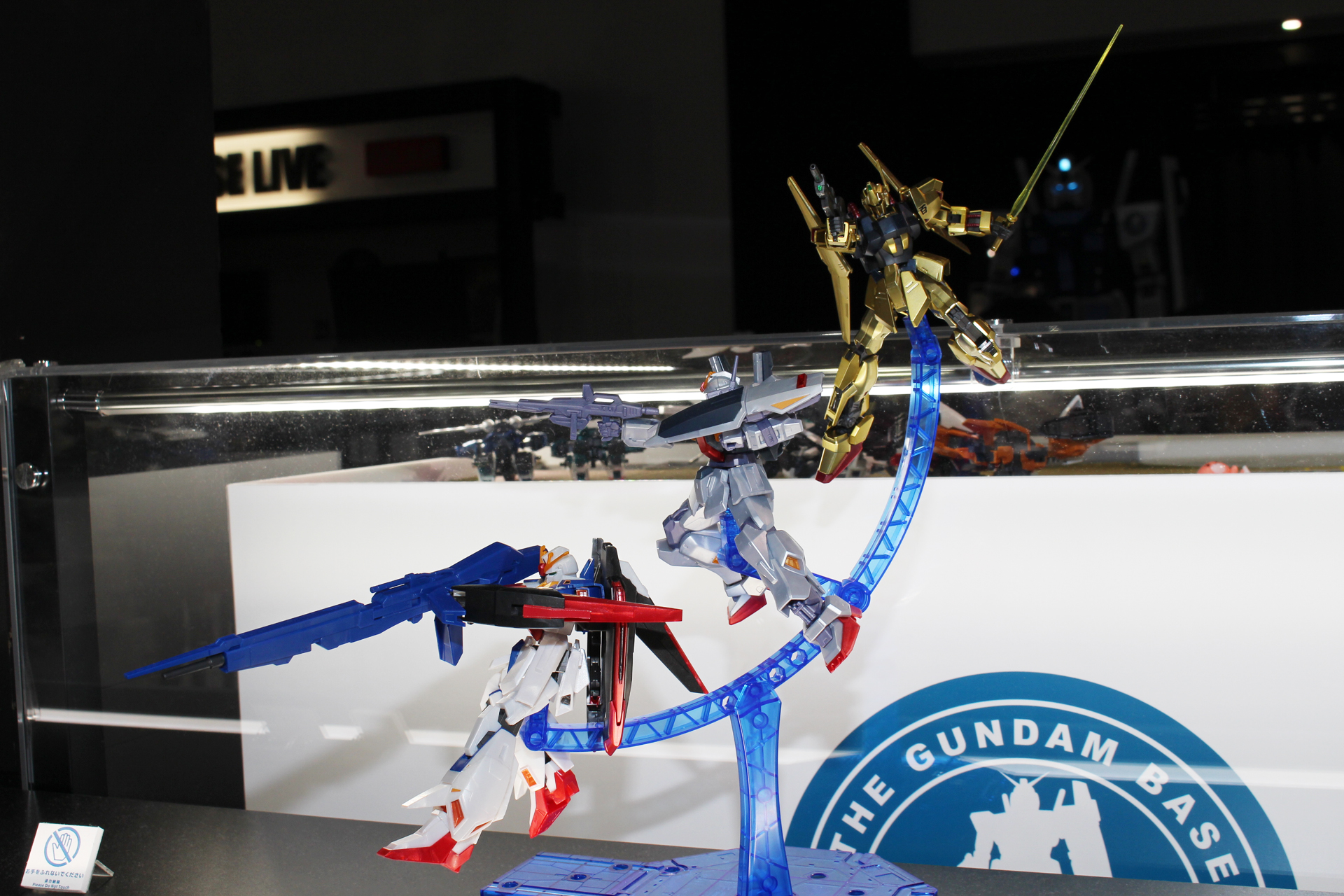 「HG 1/144 ガンダムベース限定 ゼータガンダム[U.C.0088]/百式/ガンダムMk-II(エゥーゴ仕様)セット [グリプス戦役スペシャルカラー]」。4月22日発売。価格は9,900円（税込）。ガンダムベース販売商品