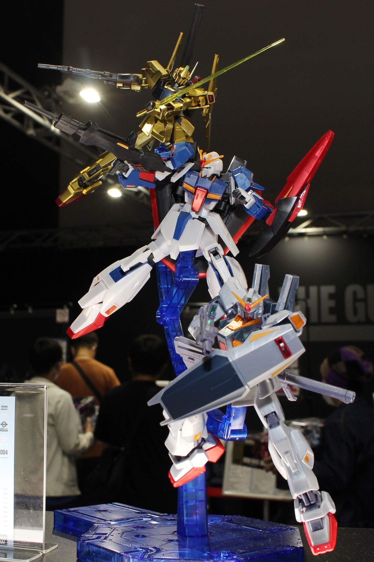 人気の機体が新たな成形色となり、セットとなって登場