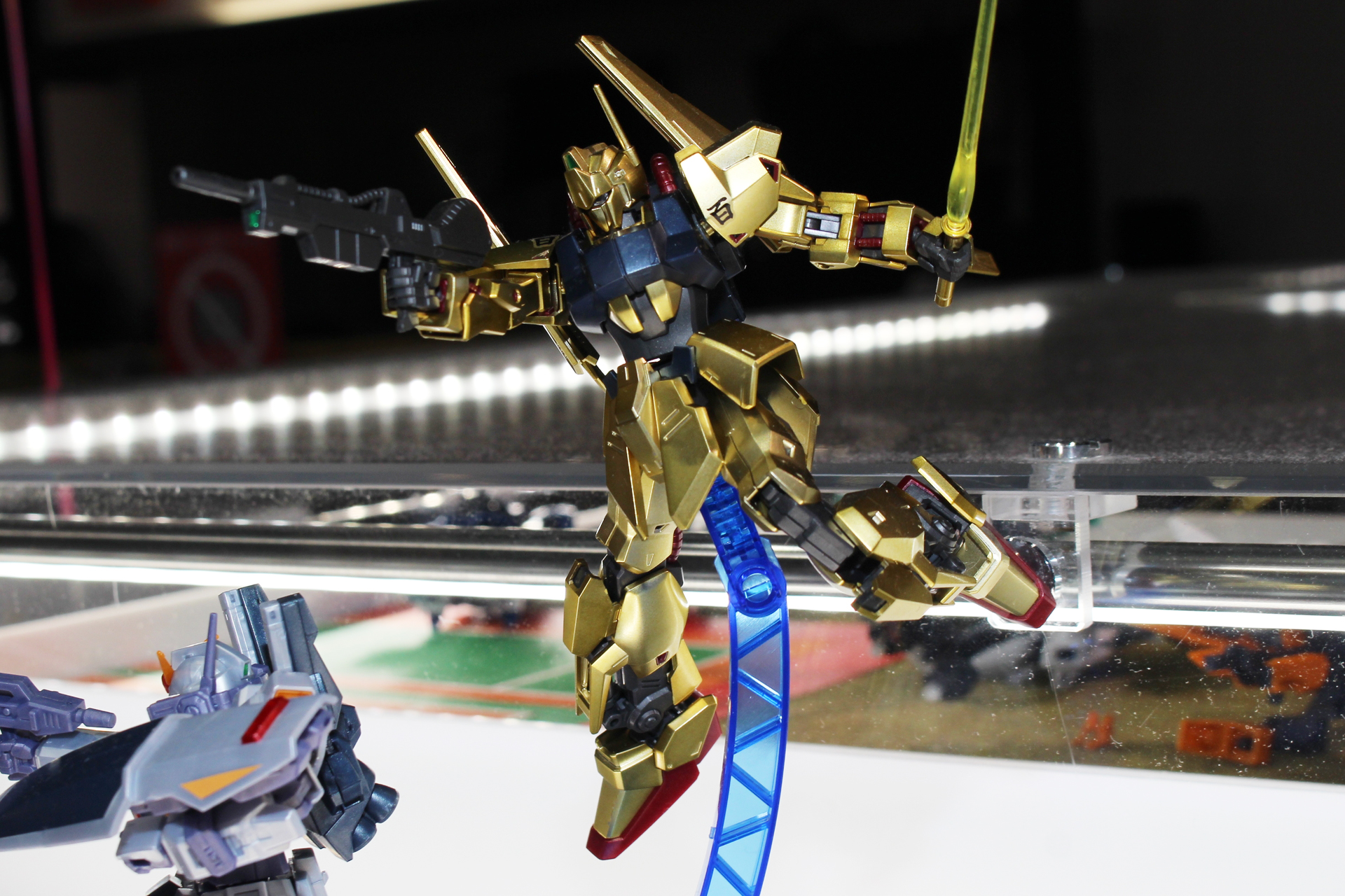 光沢のあるゴールドメッキとはひと味違う百式