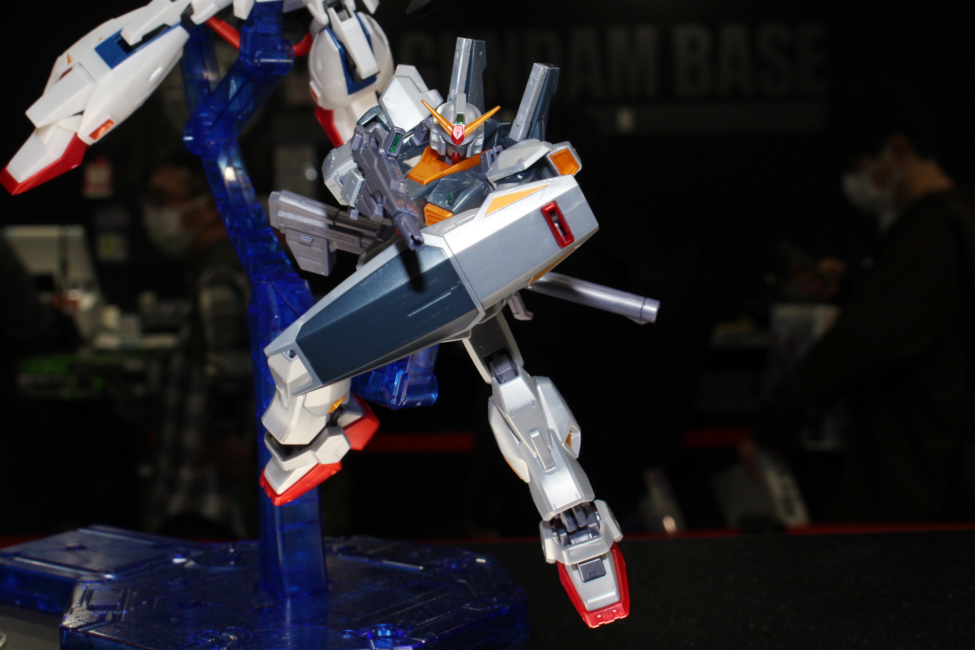 メタリックシルバーでより精悍な雰囲気となったガンダムMk-II