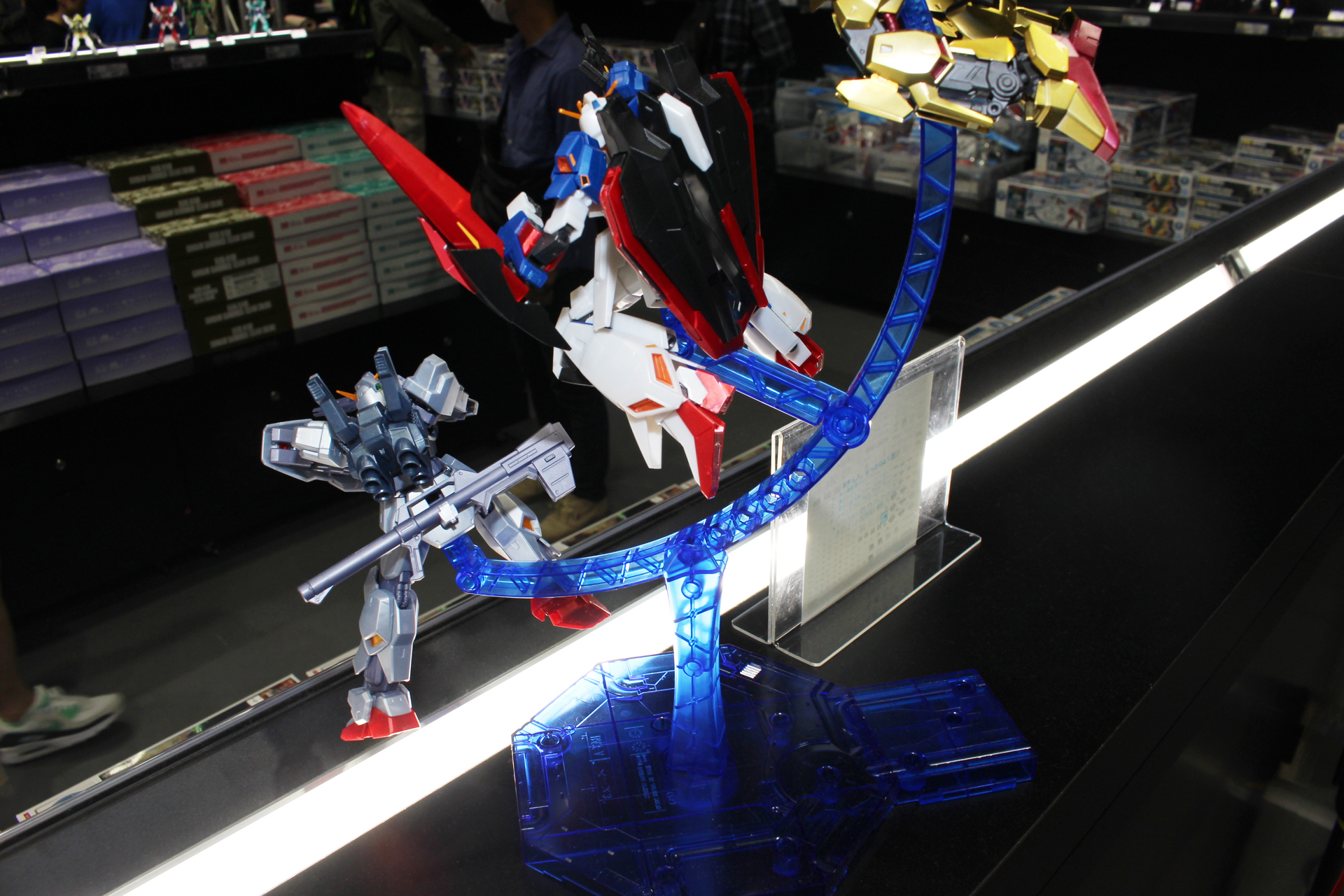 3機を同時にディスプレイできるトリプルアクションベース