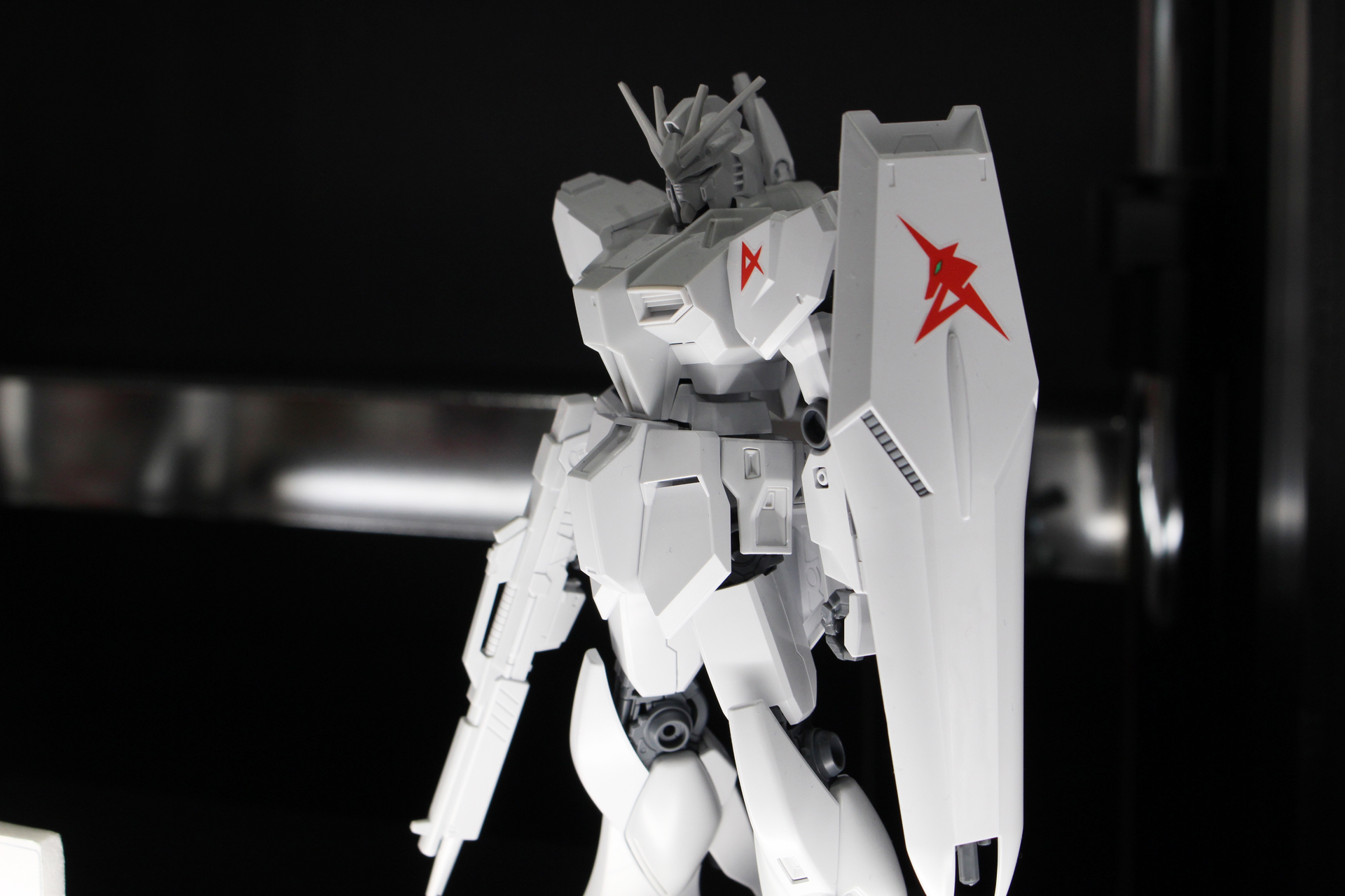 シールによるマーキングは肩とシールドのみ。これは通常版と同じだ