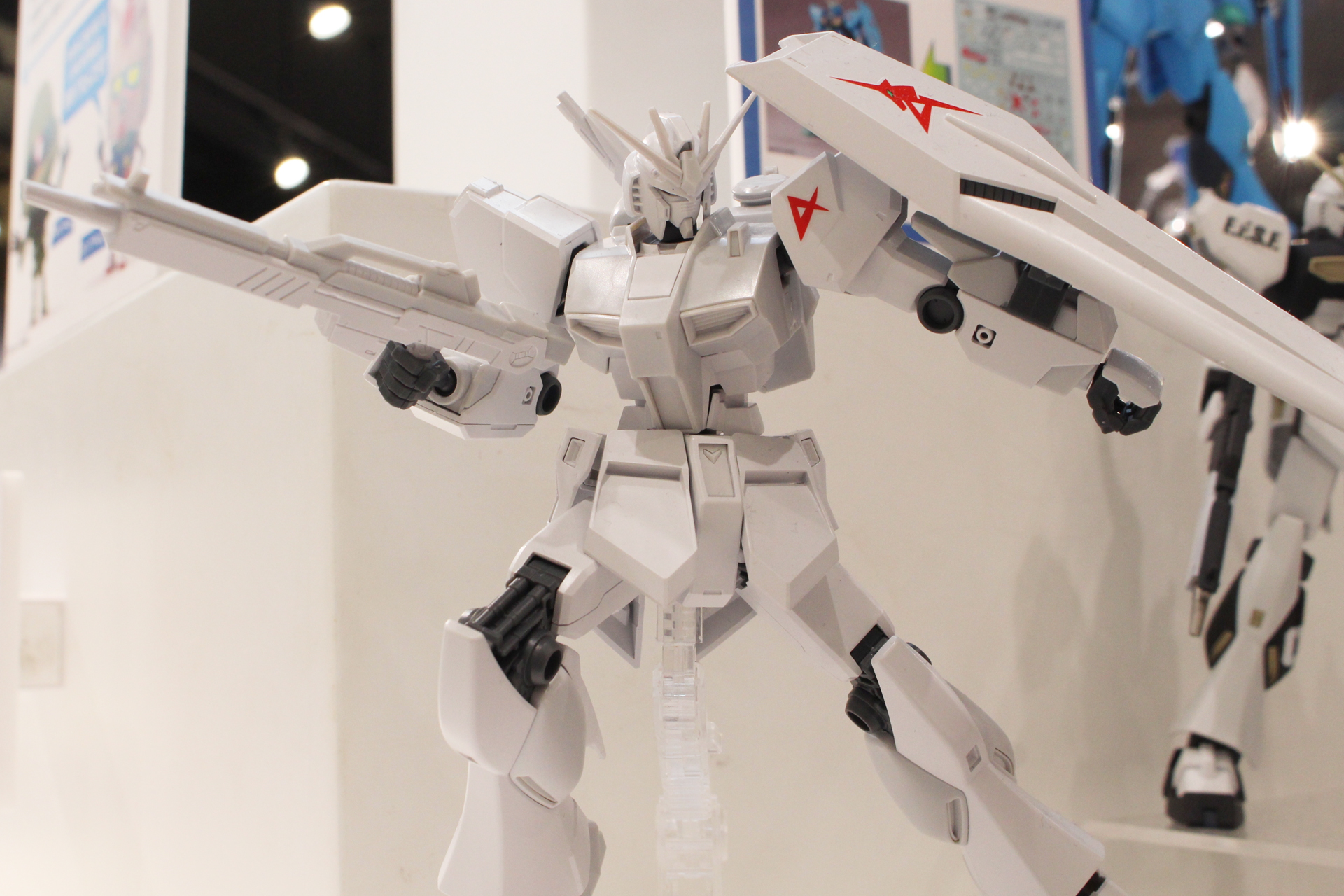 可動もEGνガンダムに則っていて、ポージングも楽しめそうだ