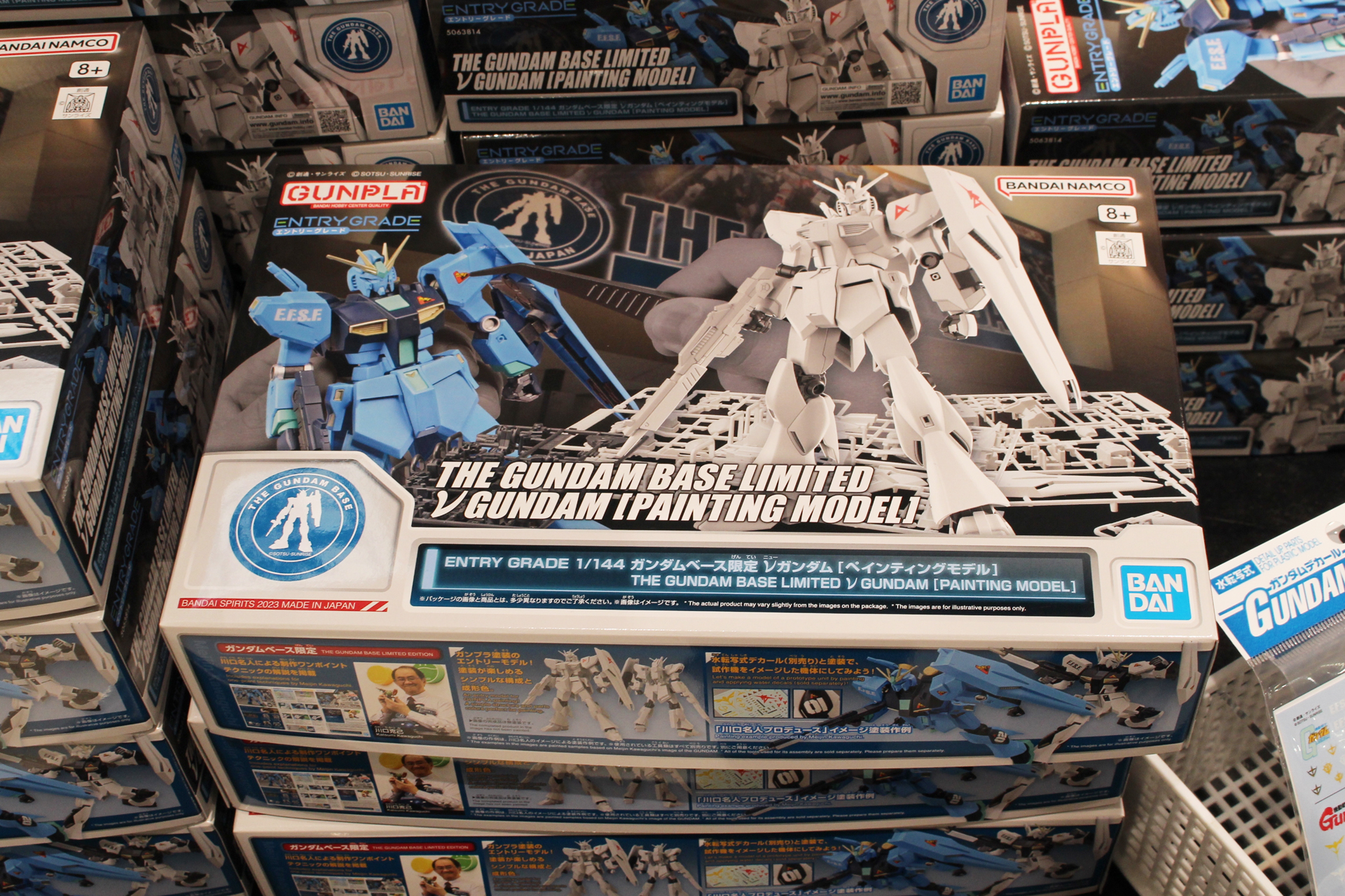 パッケージはこちら。ブルーの機体も写っている