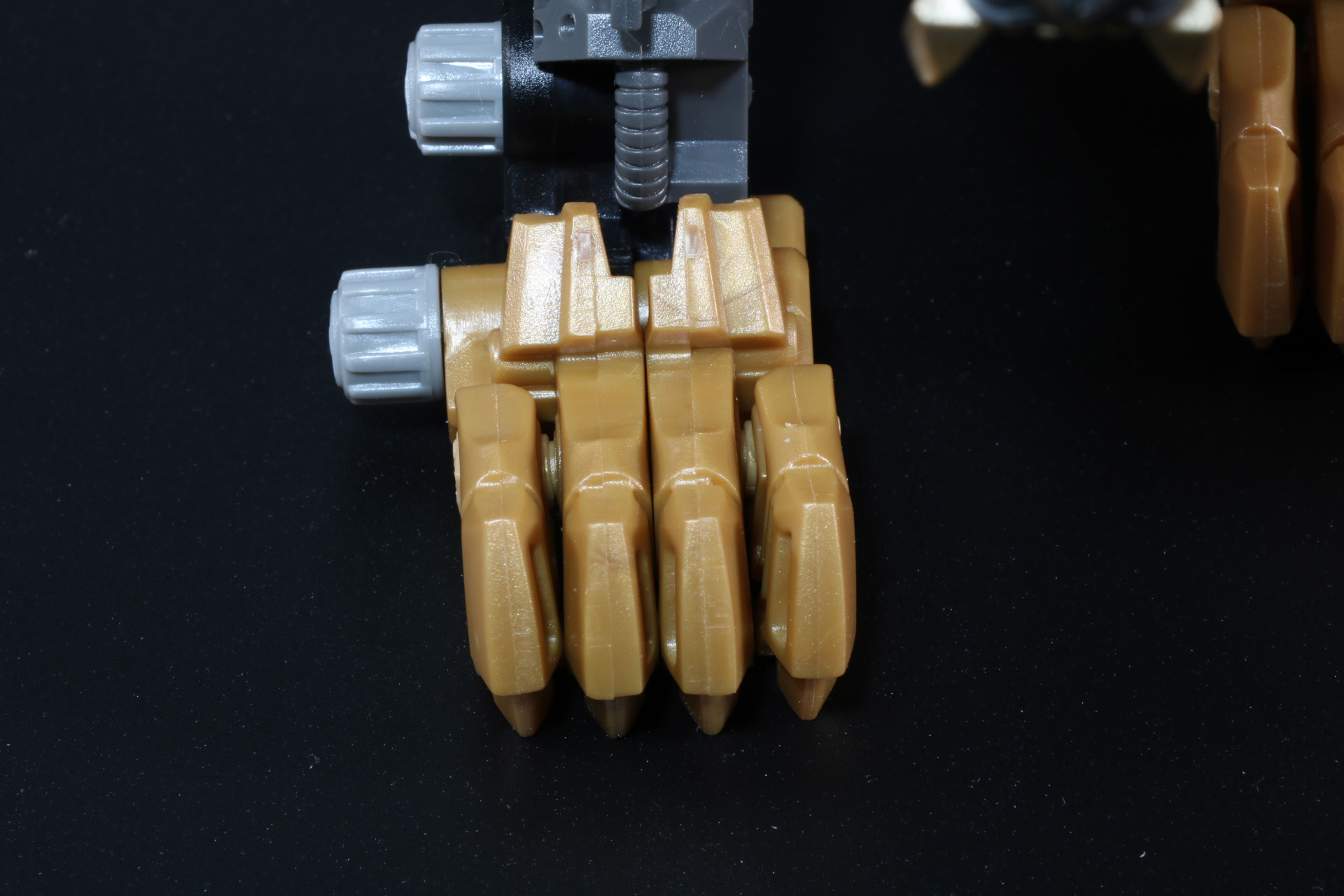 爪のストライククローは外側が開く