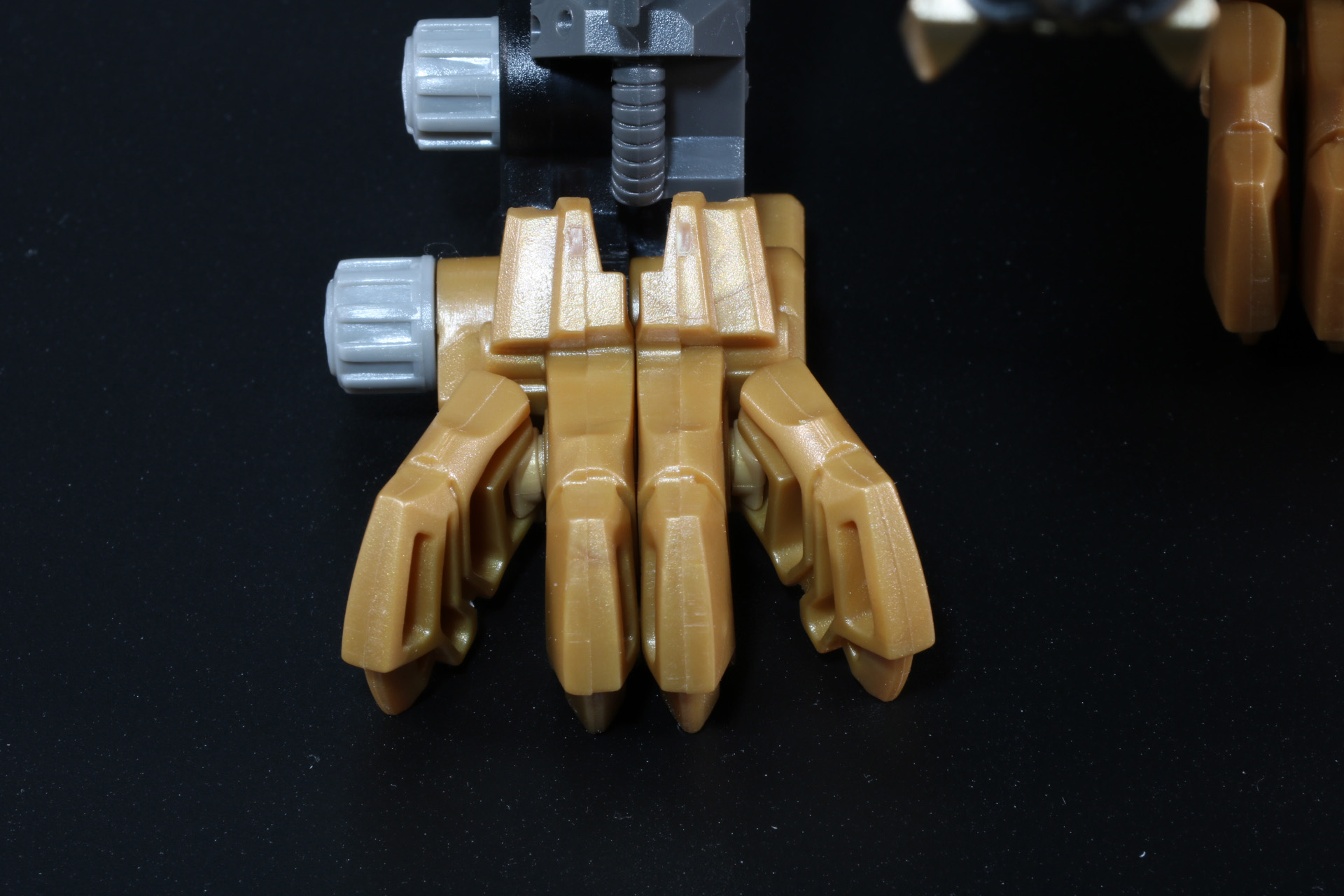 爪のストライククローは外側が開く