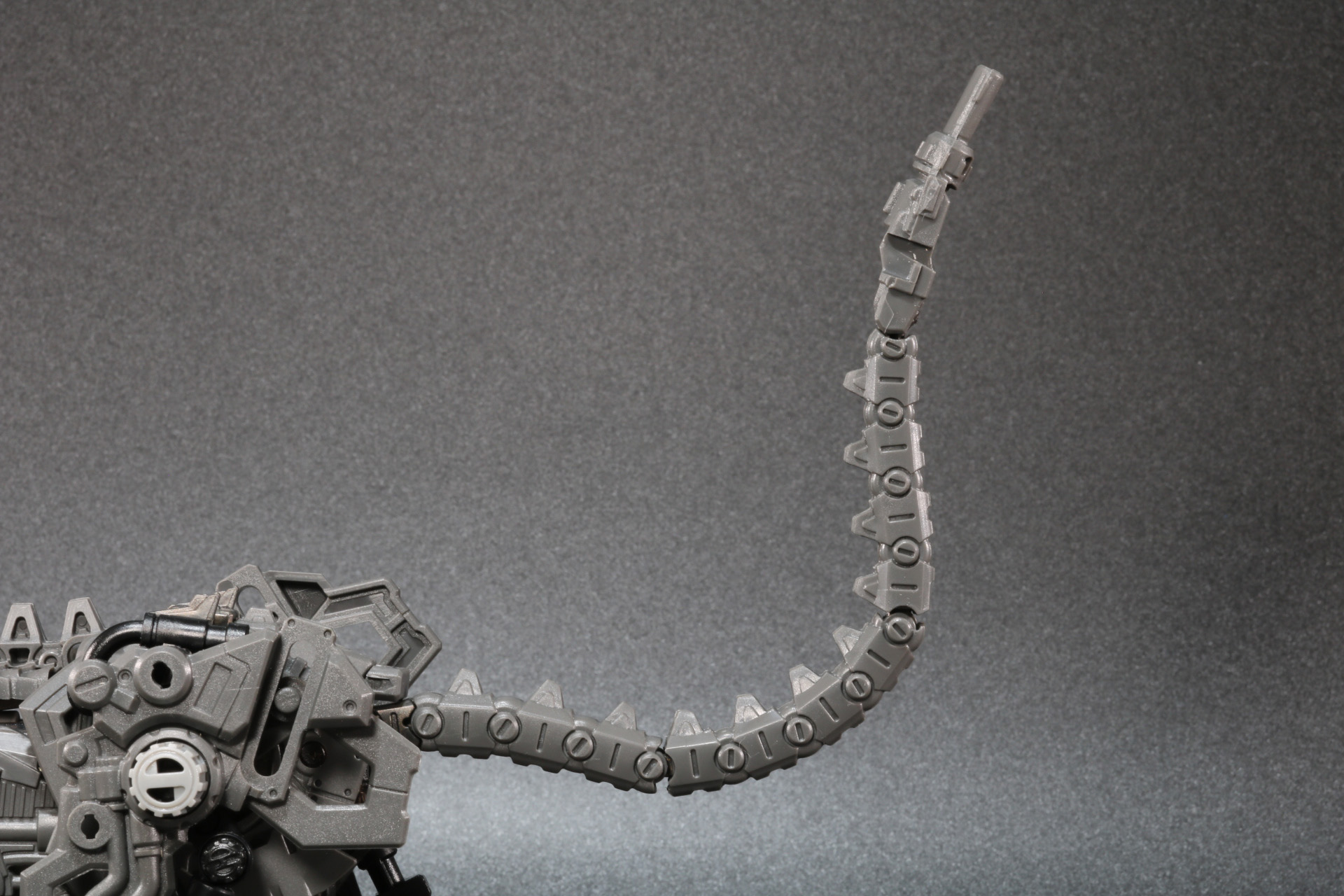 尻尾は角度調整が可能