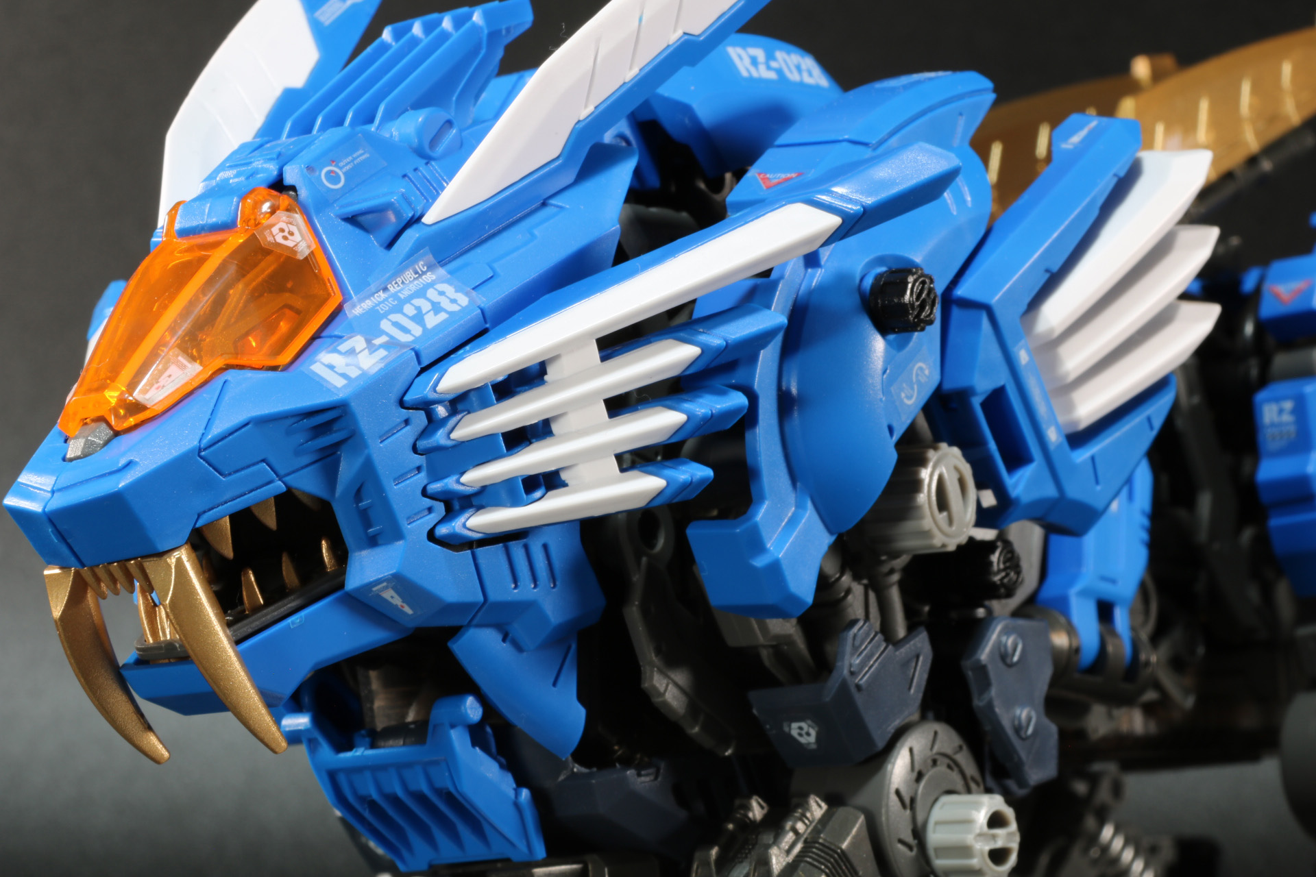 たてがみパーツが開くようになっている