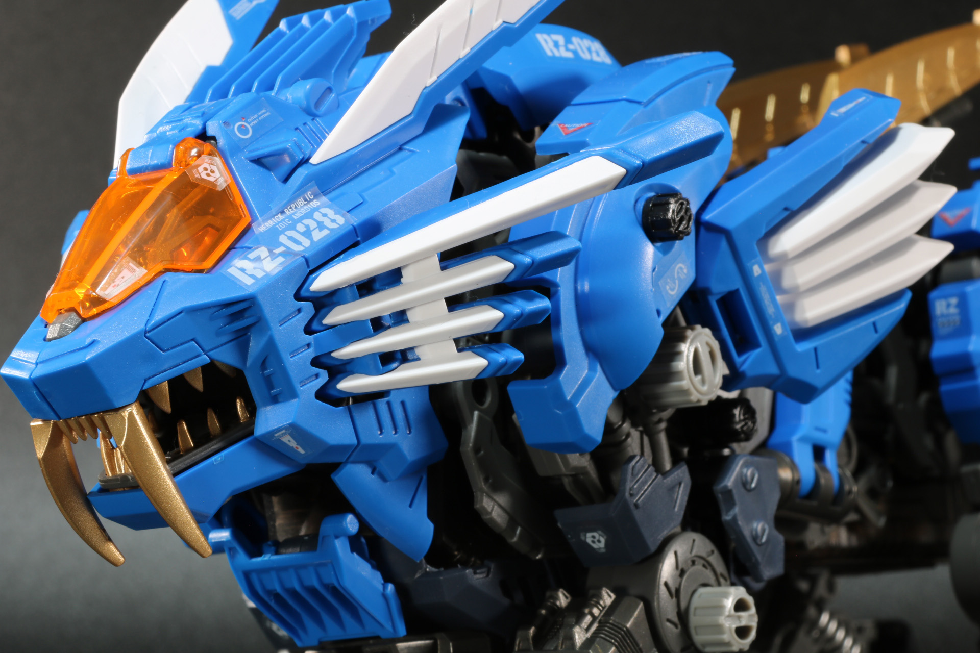 たてがみパーツが開くようになっている