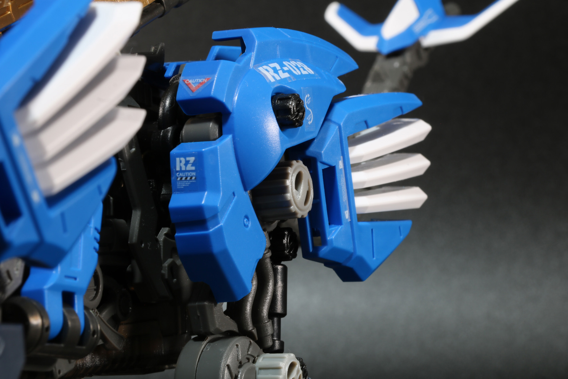 前脚、後ろ脚のアーマーが開く