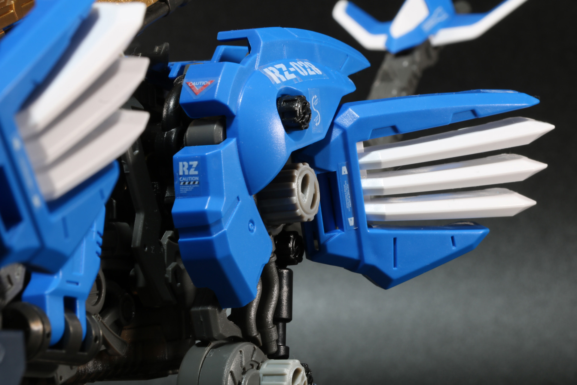 前脚、後ろ脚のアーマーが開く